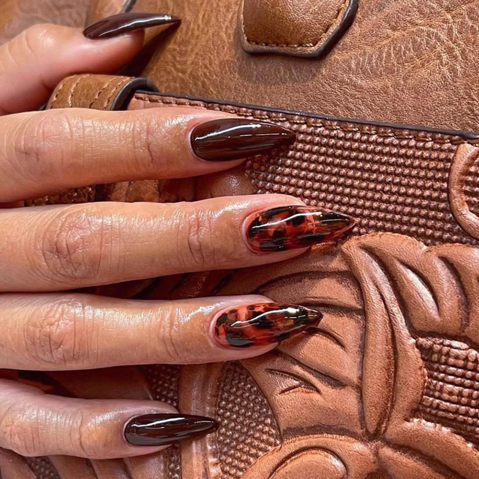 GlamRays 24 sztuki Brown Press on Nails Leo średni mandaryński sztuczne paznokcie nadruk lampart paznokcie jesień klejone paznokcie akrylowe Stiletto sztuczne paznokcie