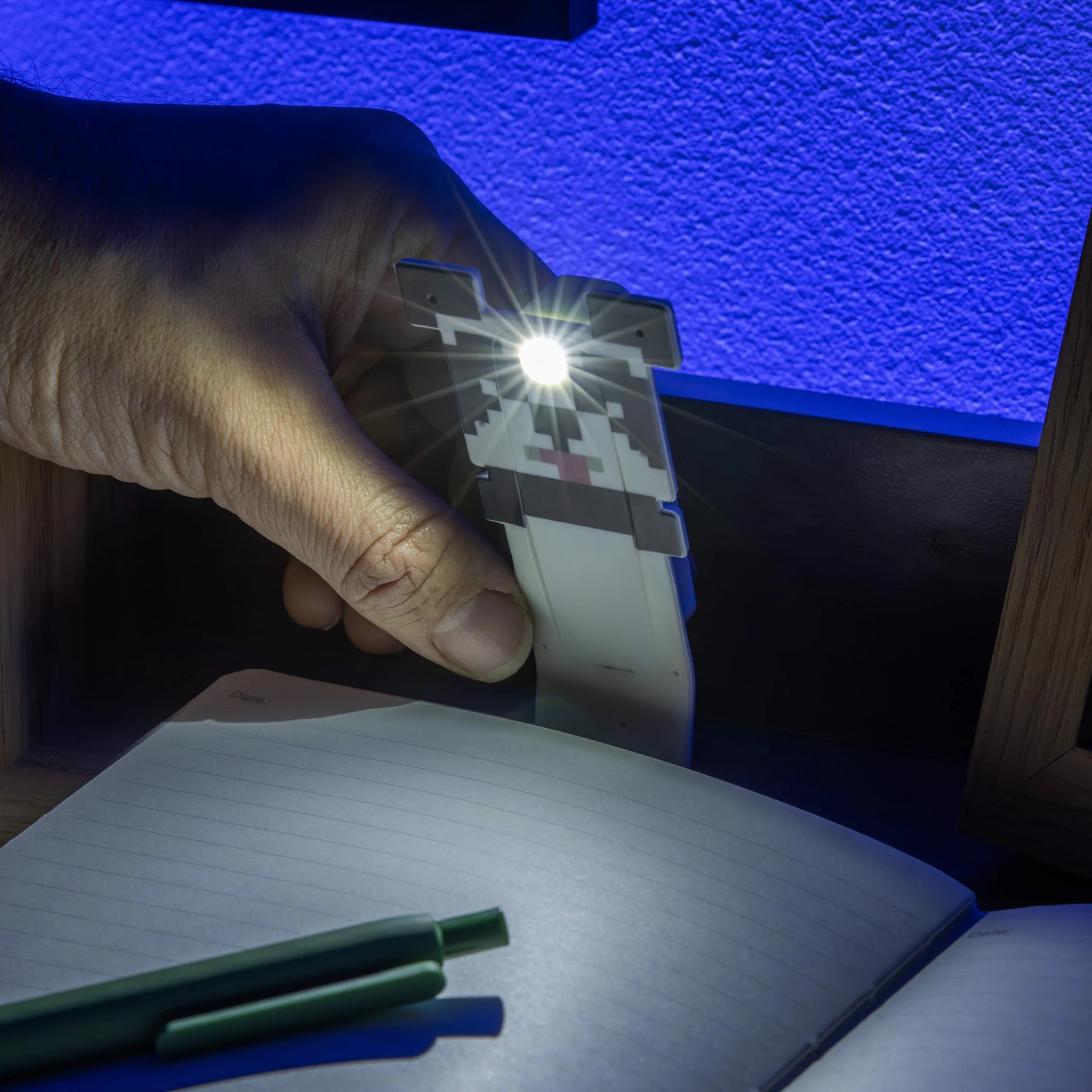 Paladone Minecraft Panda Clip-On LED lampka do czytania i zakładka, oficjalnie licencjonowany prezent dla graczy, akcesorium do książek