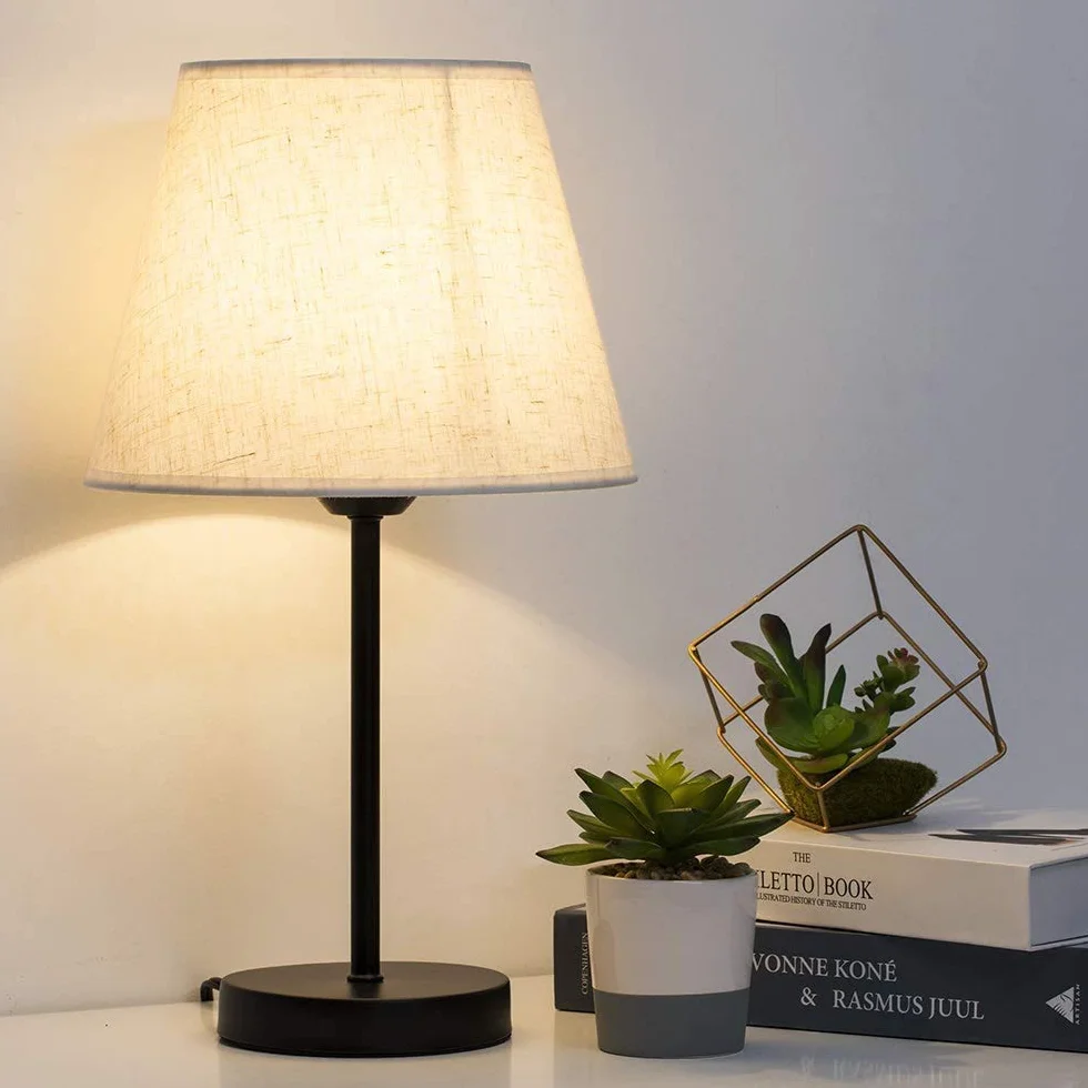 LIANTRAL Zestaw 2 lampek nocnych z oprawką E27 – lampy stołowe LED z metalową podstawą i lnianym kloszem, klasyczna lampa stołowa z przełącznikiem guzikowym do sypialni, salonu, biura – beżowa/czarna