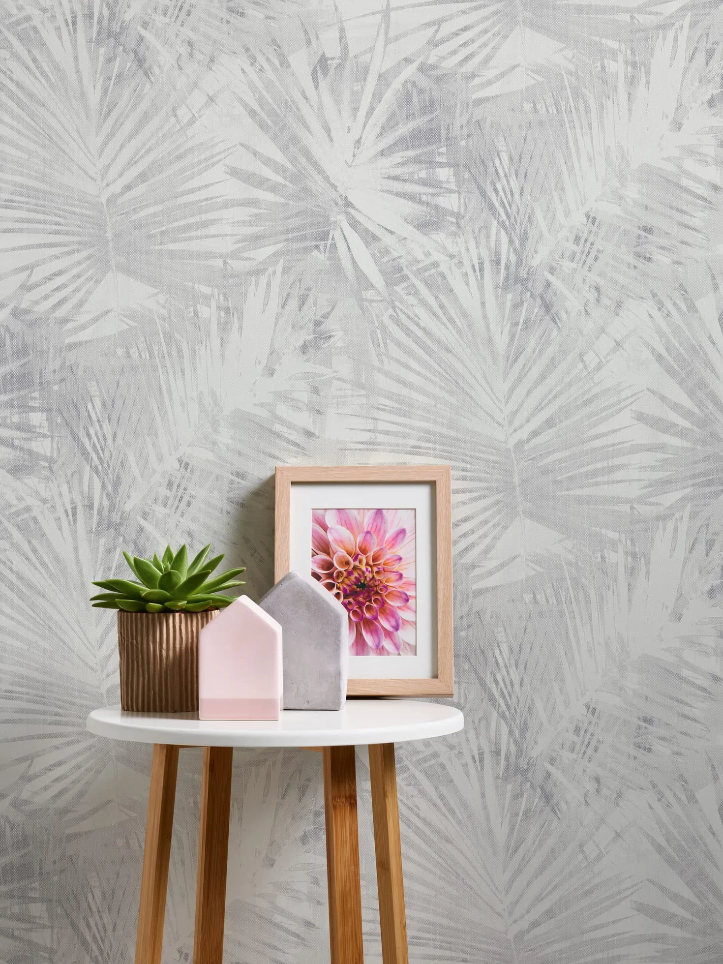A.S. Création Livingwalls tapeta na fizelinie Hygge z nadrukiem palmy 10,05 m x 0,53 m beżowo-szara Made in Germany