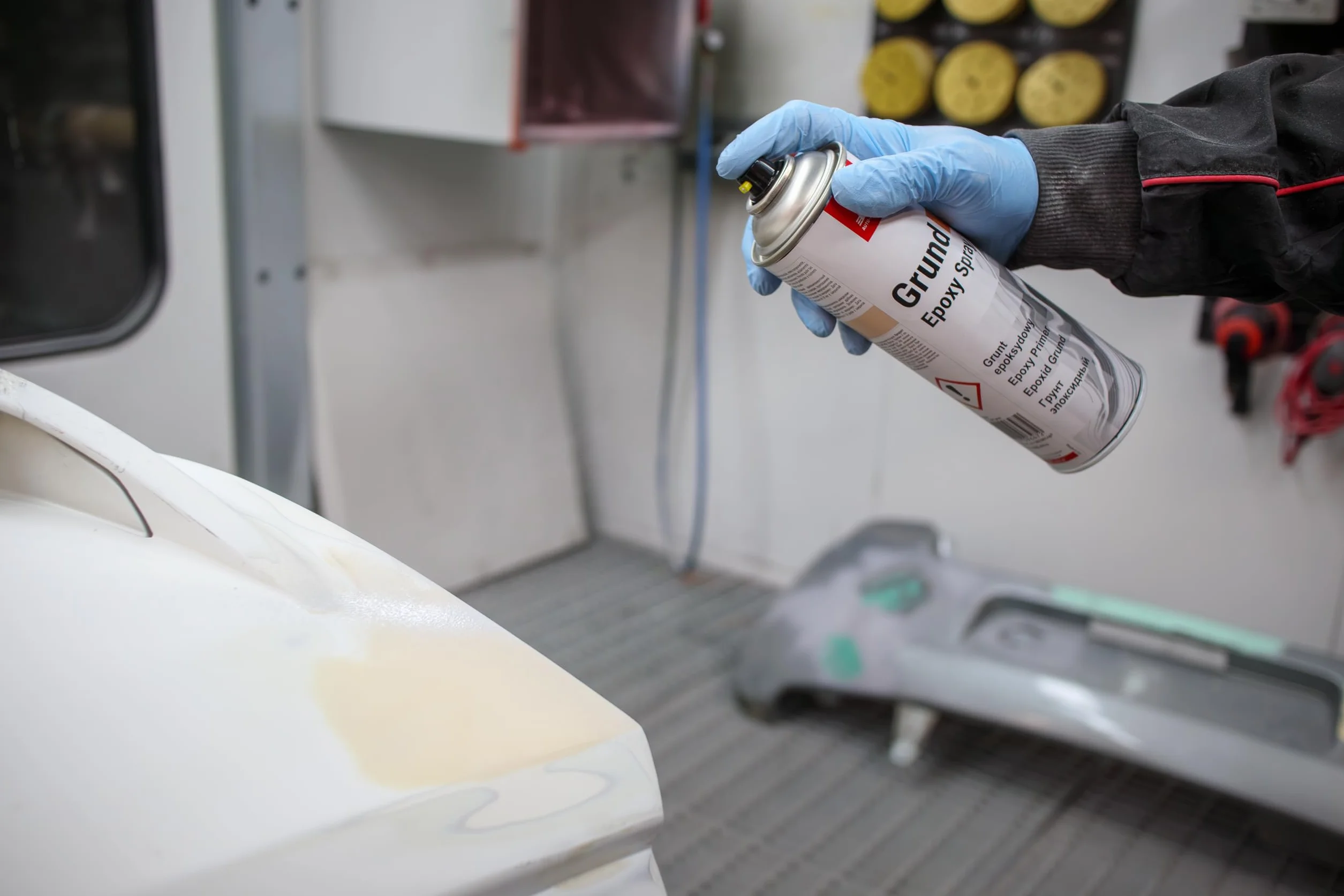 Podkład epoksydowy w sprayu 500 ml jasnoszary ochrona przed rdzą