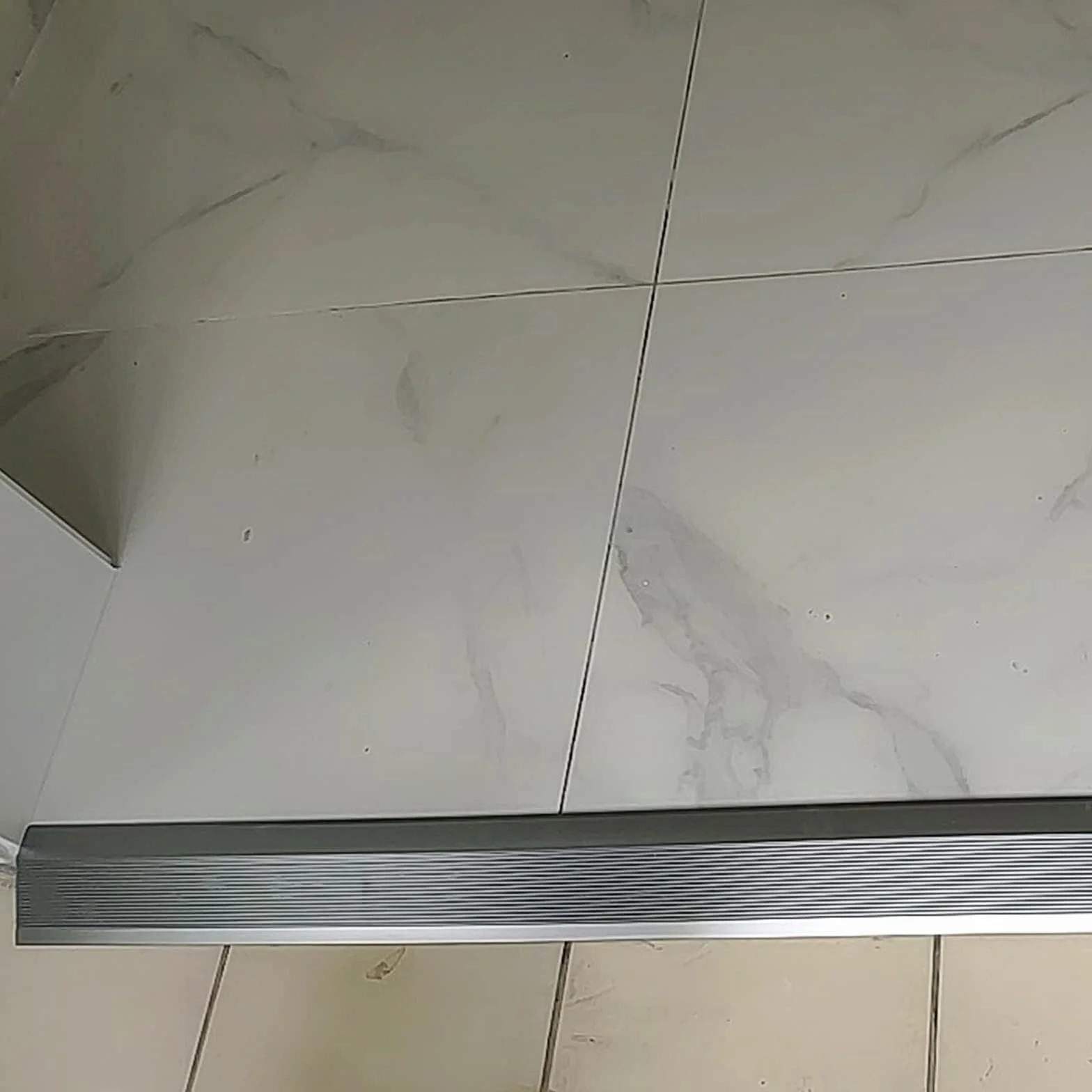 Aluminiowa listwa przejściowa podłogowa metalowy próg drzwiowy 35,4 cala 3,93 cala szerokości