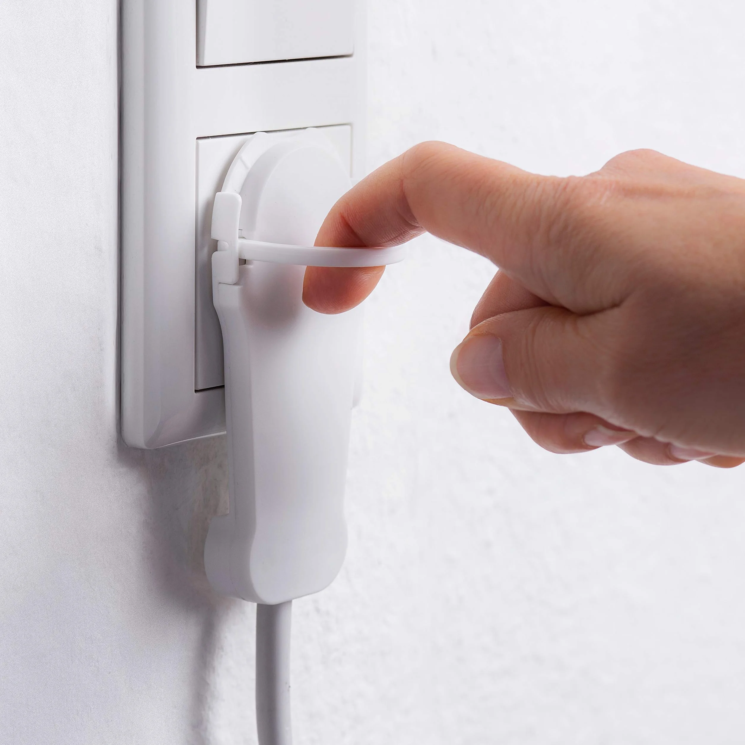 Meister Płaska wtyczka biała ze składanym pałąkiem 1,5 mm² IP20 do wnętrz wtyczka Schuko