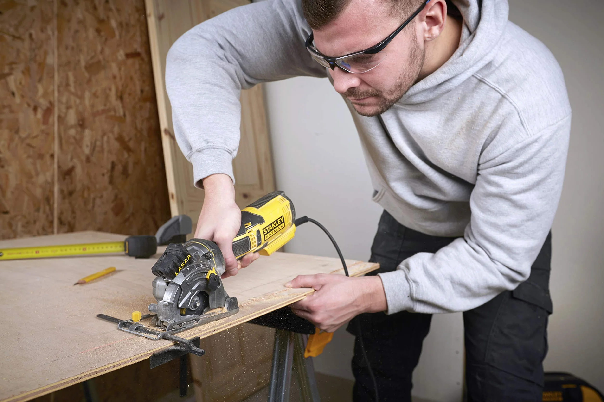 Stanley FatMax FME380K kompaktowa ręczna pilarka tarczowa 650 W, metalowa przekładnia, laser, ogranicznik równoległy, zestaw z walizką