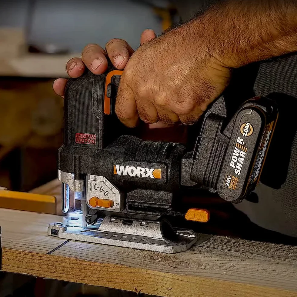 WORX Nitro WX542 akumulatorowa wyrzynarka wahadłowa 20 V silnik bezszczotkowy z adapterem ssącym