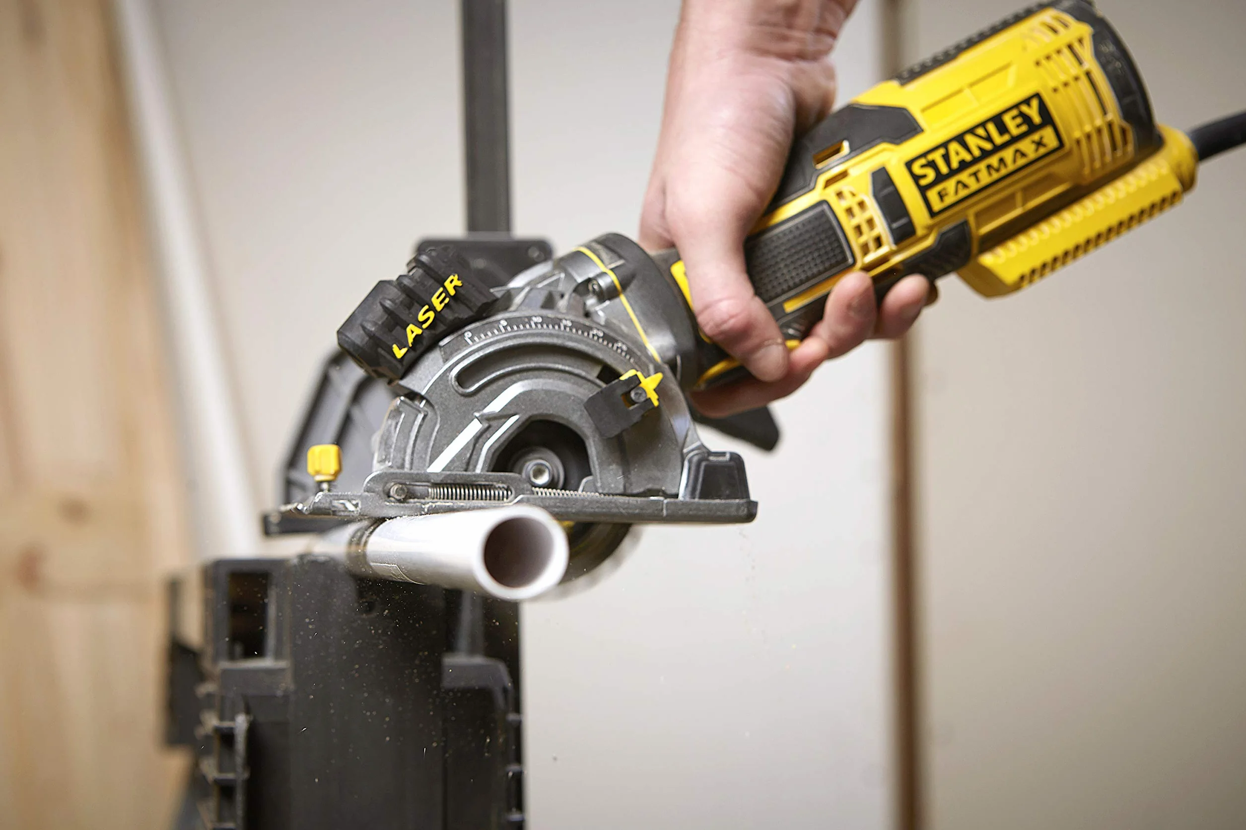 Stanley FatMax FME380K kompaktowa ręczna pilarka tarczowa 650 W, metalowa przekładnia, laser, ogranicznik równoległy, zestaw z walizką