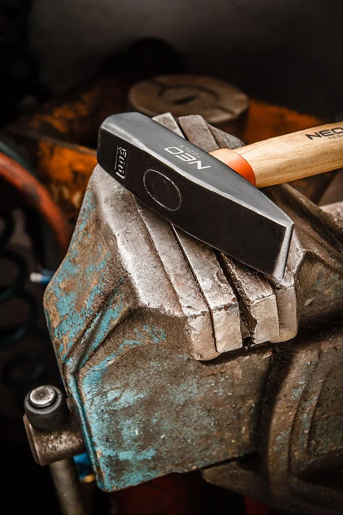 NEO TOOLS Młotek ślusarski 400 g kuta hartowana głowica trzonek jesionowy
