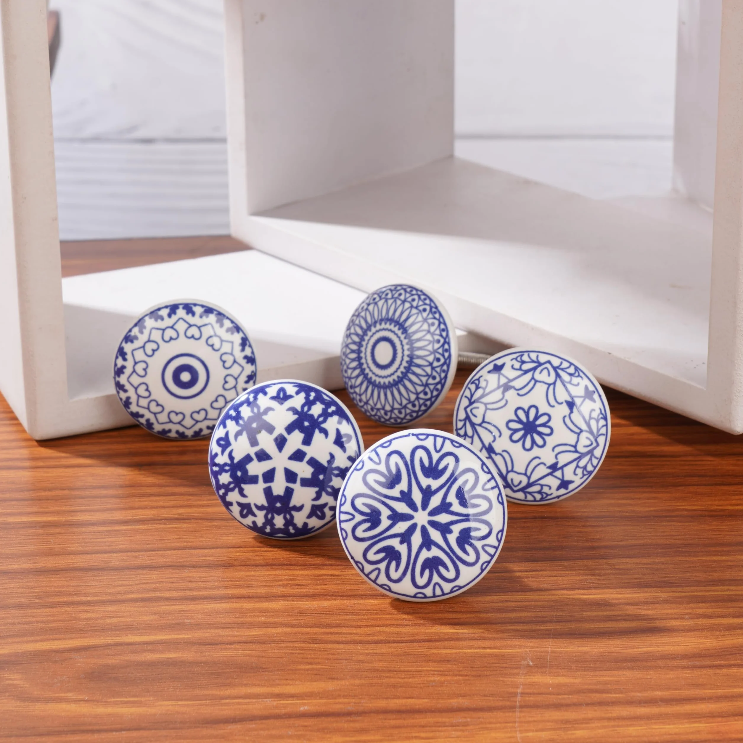 Ajuny Zestaw 10 ceramicznych gałek niebiesko-białych z nadrukiem do szafy
