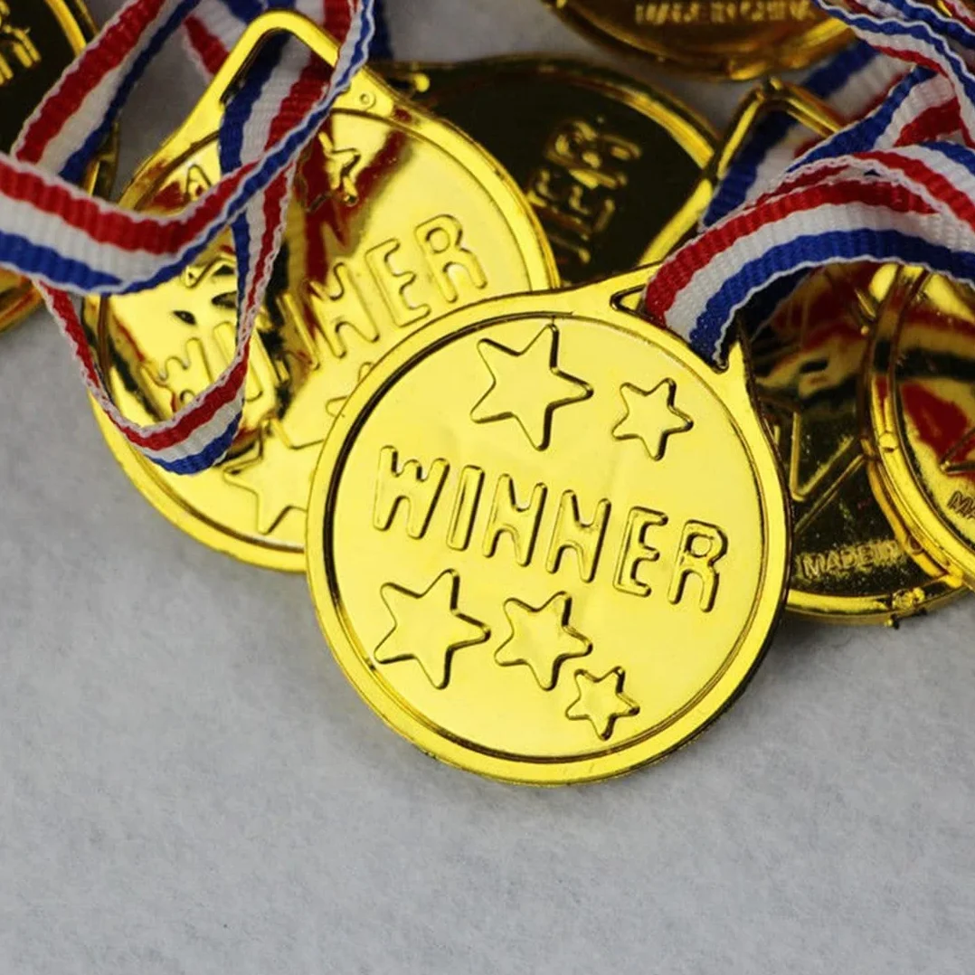15 monet medali, medal dla dzieci, plastikowy złoty medal z wstążkami na szyję, złoty medal dla dzieci, medal zwycięzcy na zawody tematyczne na dzień sportu
