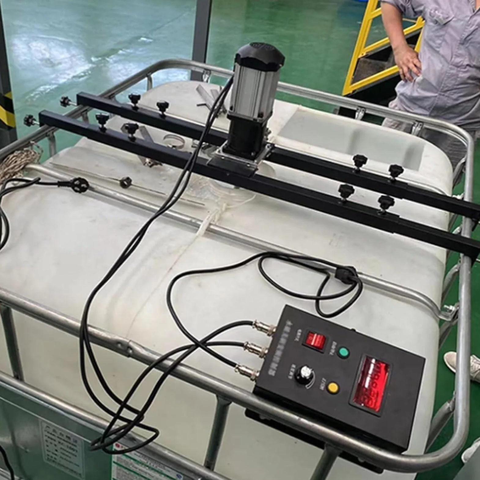Mieszadło do beczki IBC 980 W elektryczne z uchwytem do zawieszenia