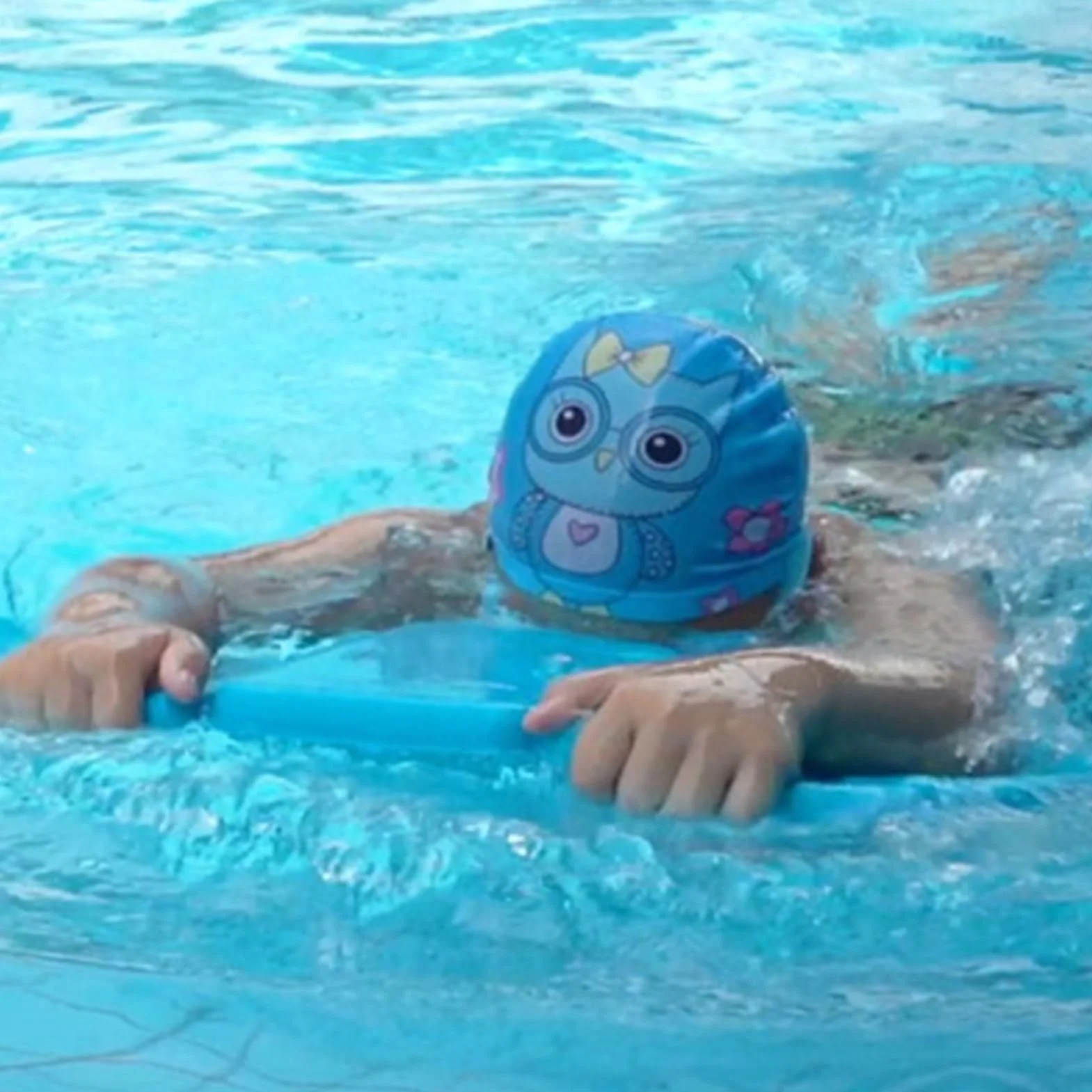 Shark Fin Swimming Aid for Pool Safety Swim Trainer Płetwa rekina pomoc w pływaniu dla dzieci, przenośna pomoc treningowa z regulowanym paskiem