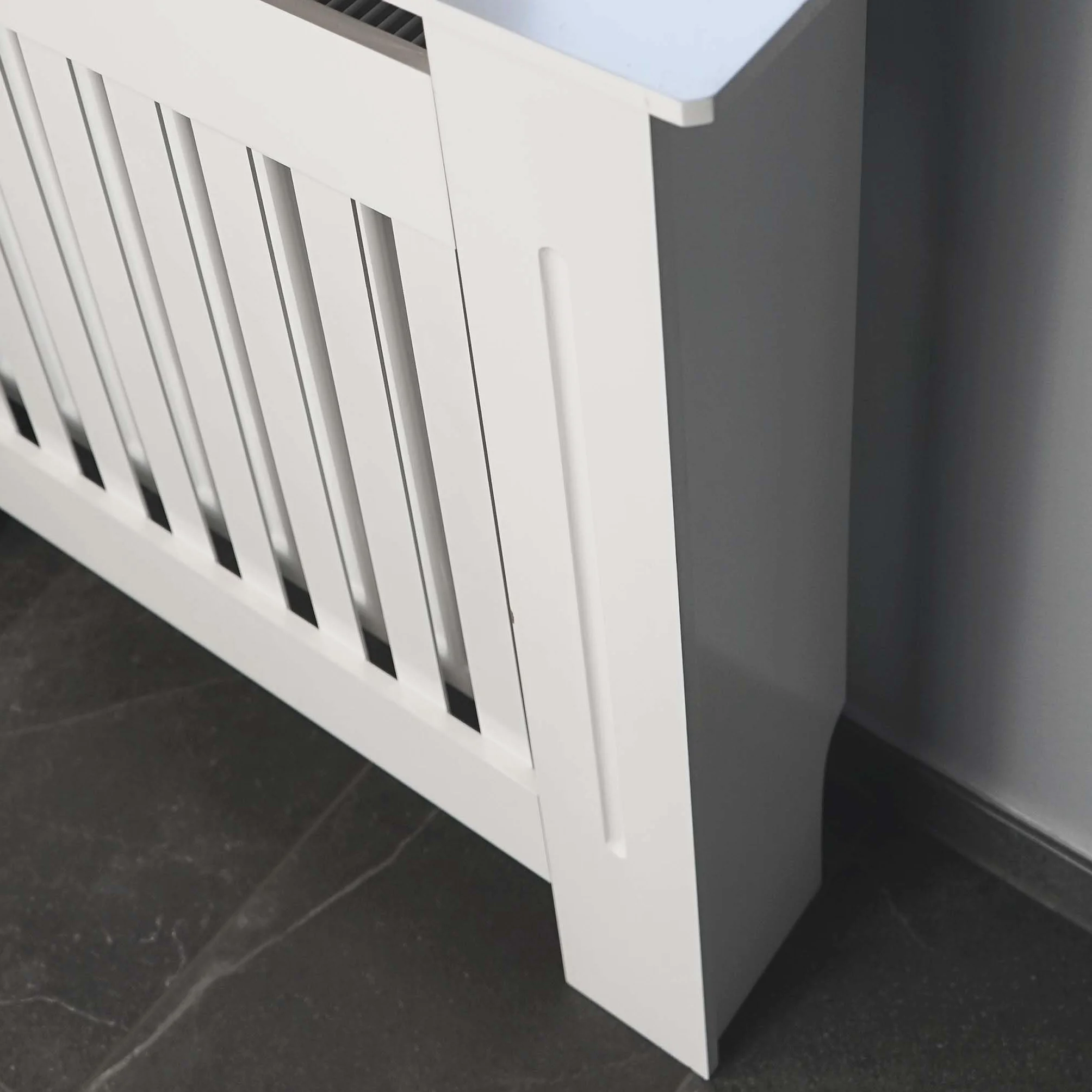 Osłona na kaloryfer żeberkowy MDF biała 78 x 19 x 82 cm lamelowana maskownica