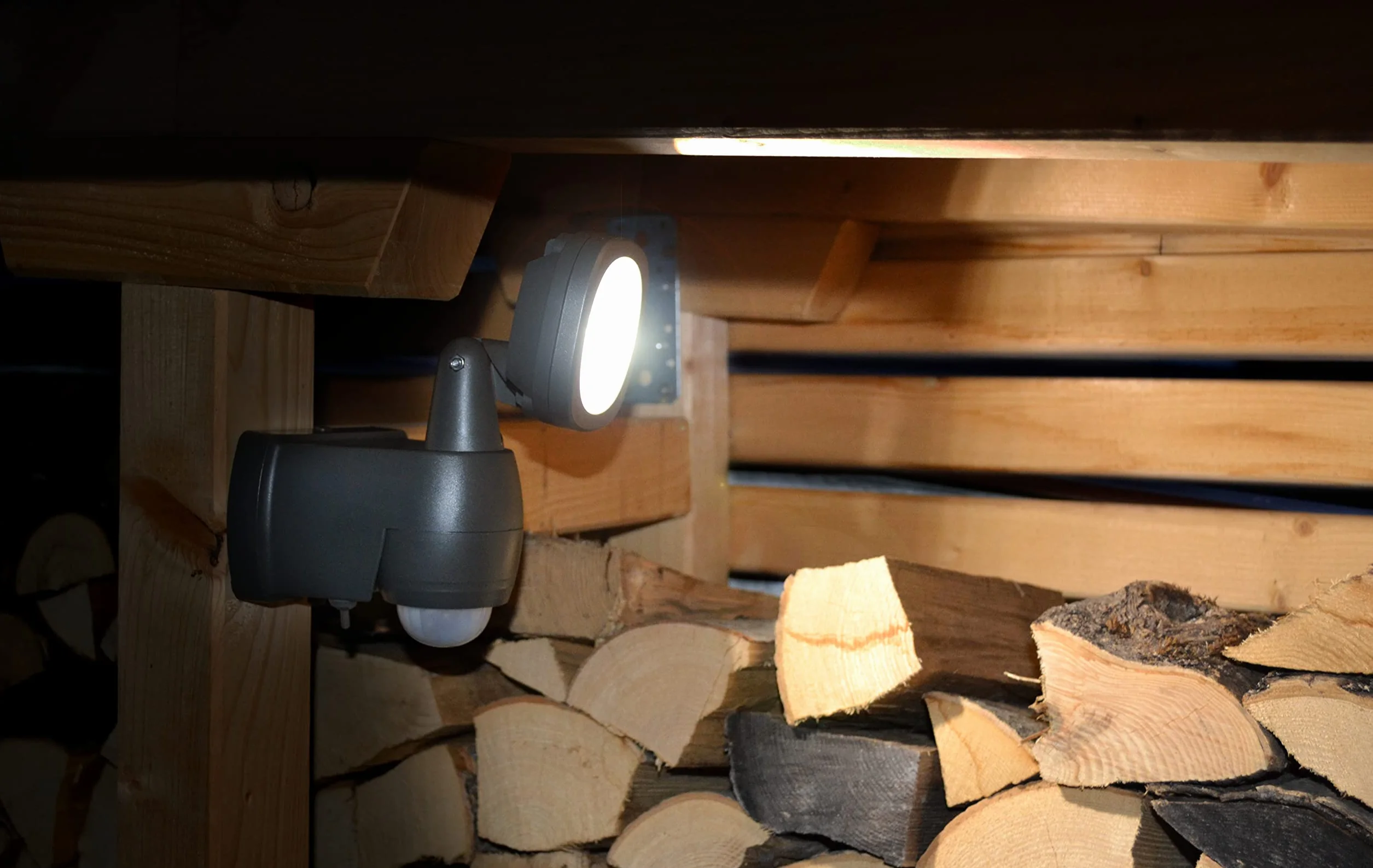 Brennenstuhl LUFOS Reflektor LED z bateriami Kinkiet Zewnętrzny z czujnikiem ruchu 440 lumenów IP44