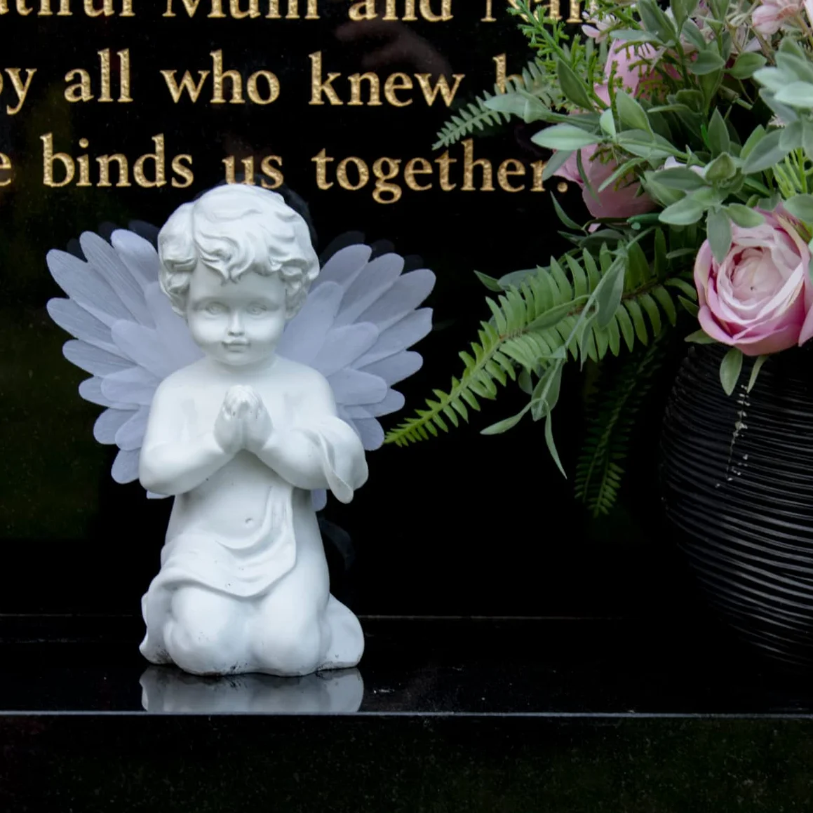 GardenKraft 12680 Zasilane energią słoneczną LED Angel Light Cherub ze skrzydłami światłowodowymi ciepłe białe diody LED