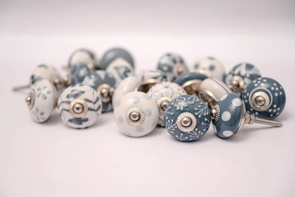 Gałka ceramiczna ręcznie malowana szaro-biała 20 sztuk zestaw do szafy szuflady
