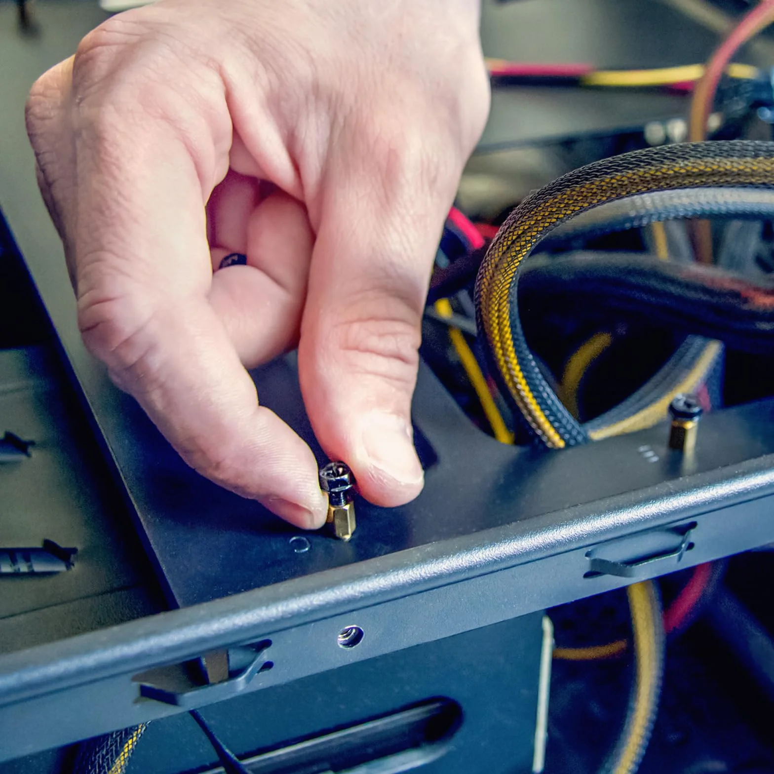 YOKIVE 30 szt. śrub dystansowych M3, mosiężne sześciokątne elementy dystansowe do PCB, 9 mm + 3 mm, złoty odcień