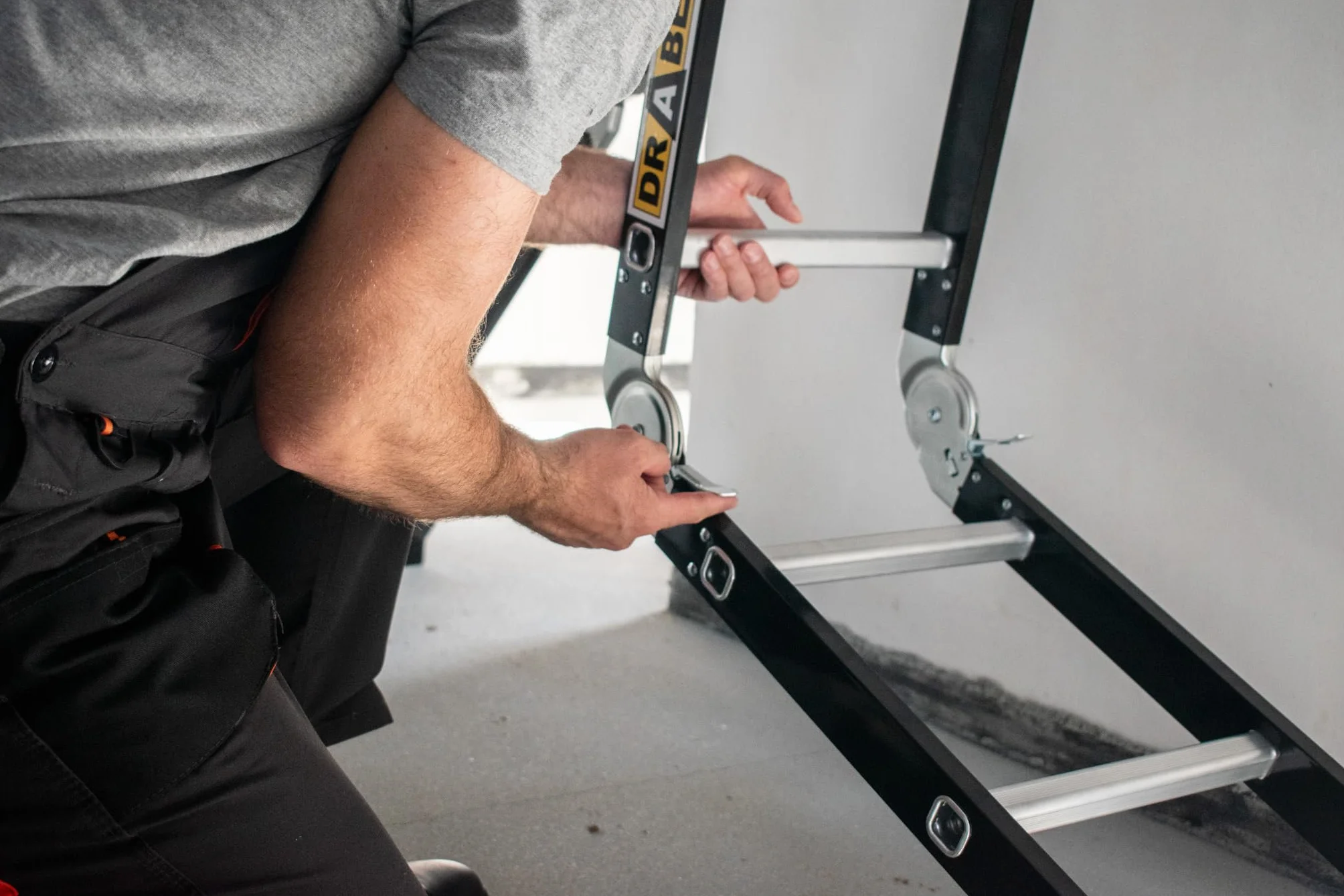 DRABEST Drabina uniwersalna wielofunkcyjna przegubowa składana 4x3 stopnie – Solidna konstrukcja – Aluminium + stal – Maksymalne obciążenie 125 kg – 0,32 x 0,98 x 0,25 m