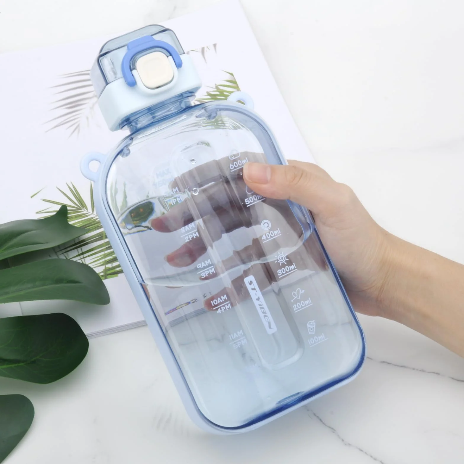 APOMOONS Płaskie butelki na napoje, 750 ml, nie zawierają BPA, szczelna, z tritanu, sportowa butelka na wodę ze znacznikiem czasu i paskiem do noszenia, do uprawiania sportu, w podróży, fitnessu i na