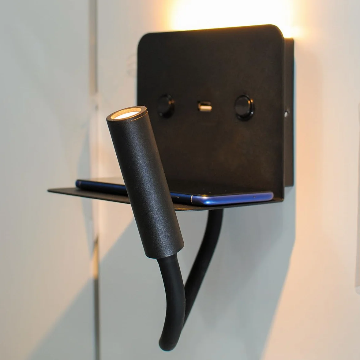 Alpinaluz Czarna lampa do czytania LED z stacją ładującą USB 3W Flexo 6W