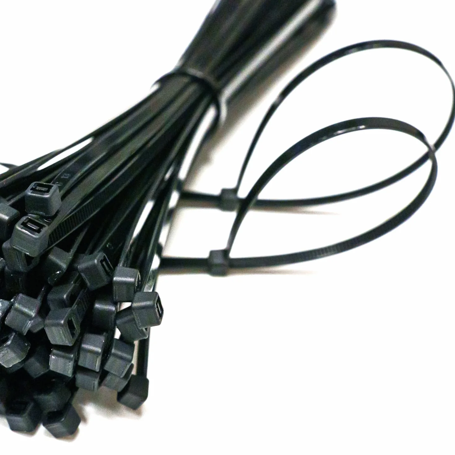 Opaski Kablowe Zaciskowe Nylon PA66 Odporne na UV 100 Sztuk 4,8x200 do Instalacji Elektrycznych Fotowoltaicznych