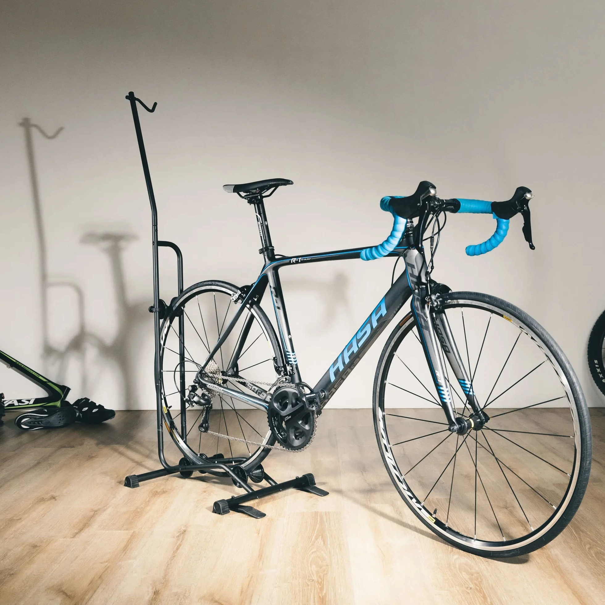 CyclingDeal Pionowy stojak rowerowy regulowany do przechowywania rowerów szosowych MTB