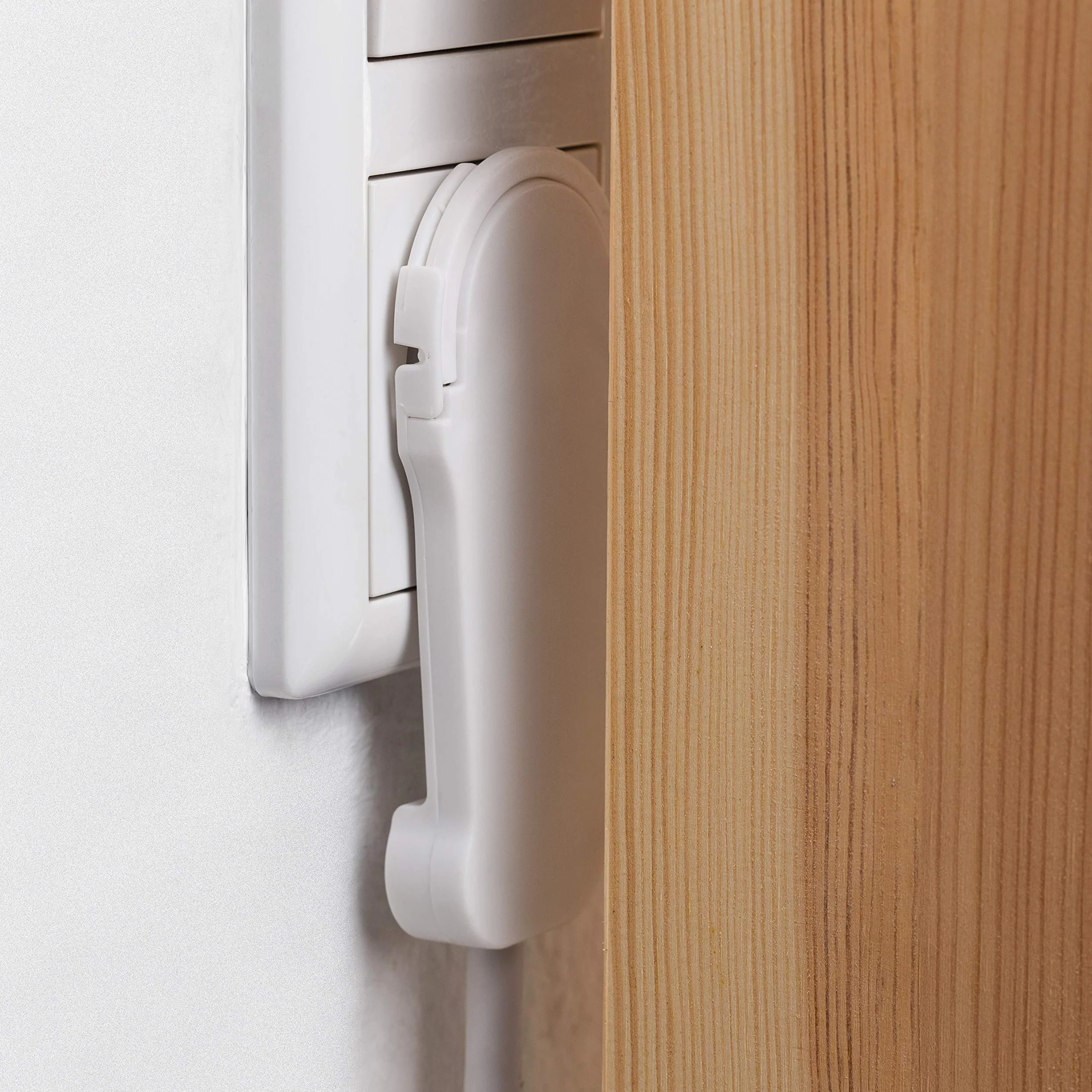 Meister Płaska wtyczka biała ze składanym pałąkiem 1,5 mm² IP20 do wnętrz wtyczka Schuko