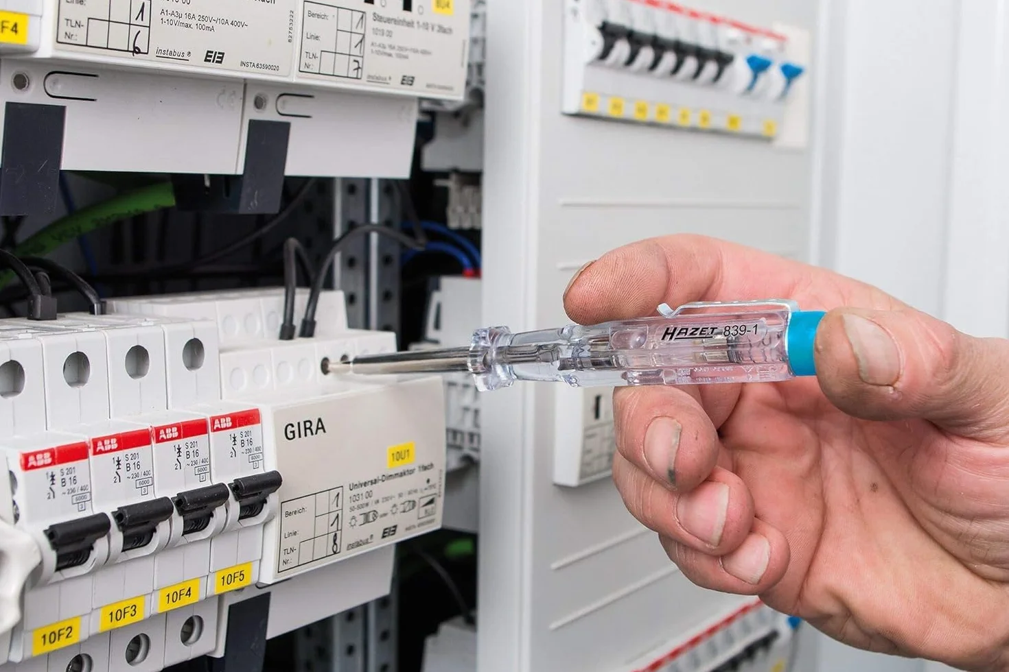 HAZET 839-1 I 220-250 V, tester prądu z wkrętakiem płaskim do gniazd wtykowych, gniazd budowlanych i zacisków lustrzanych, szerokość między płaskownikami 0,5 x 2,8 mm