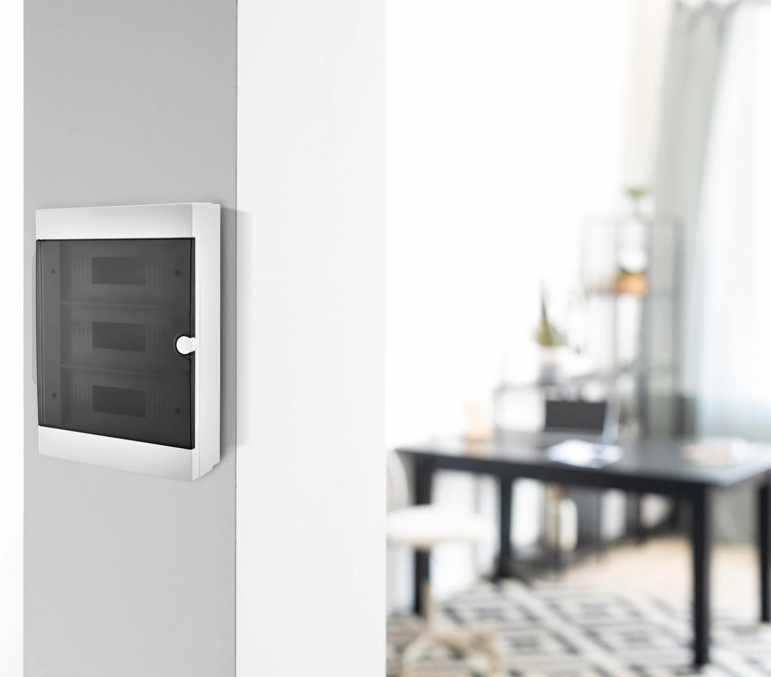 Lion Electric Skrzynka bezpiecznikowa natynkowa 24 moduły 2-rzędowa IP40 biała z czarnymi drzwiami