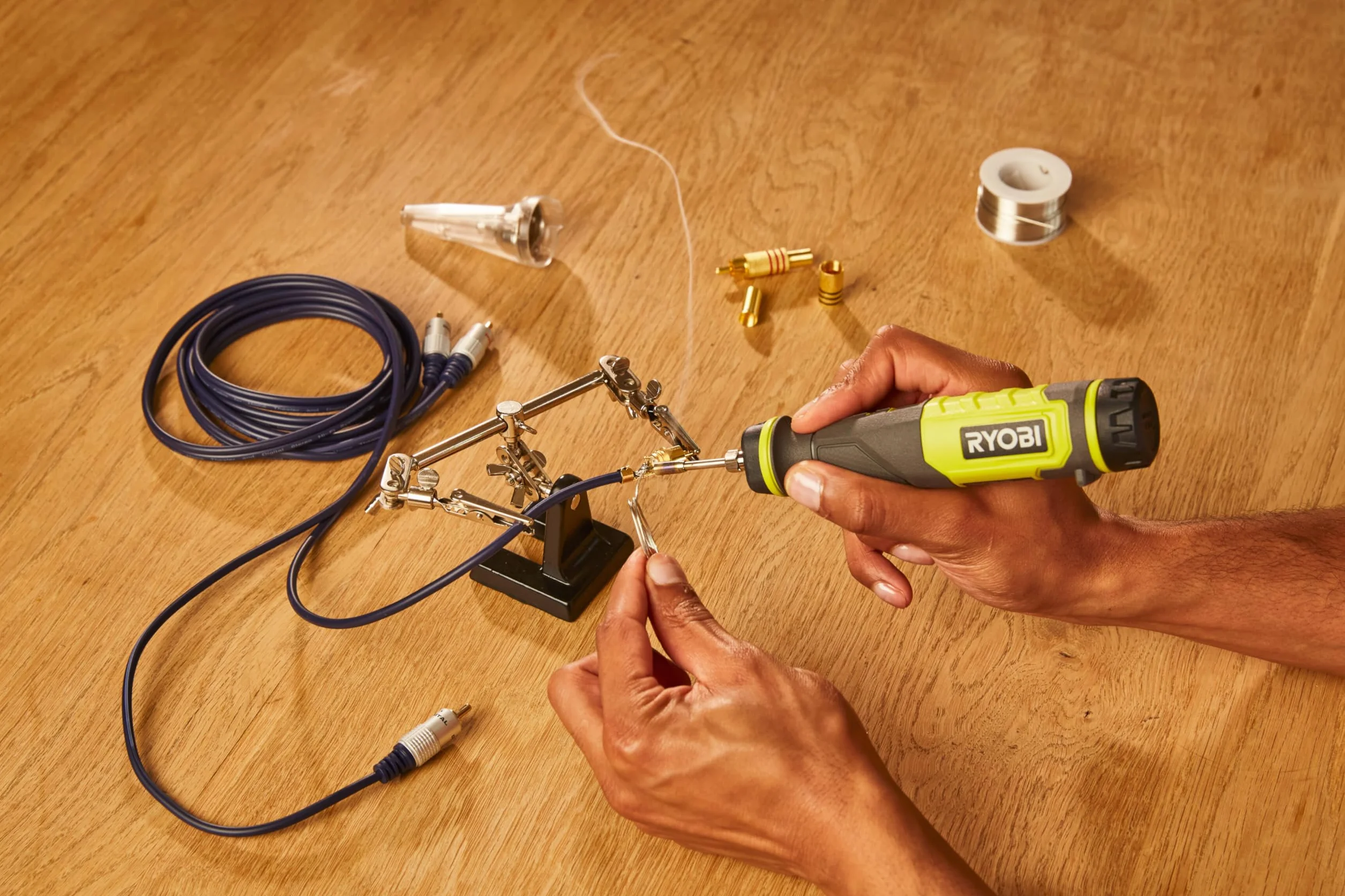 RYOBI Lutownica litowa 4V USB 480° RSI4-0