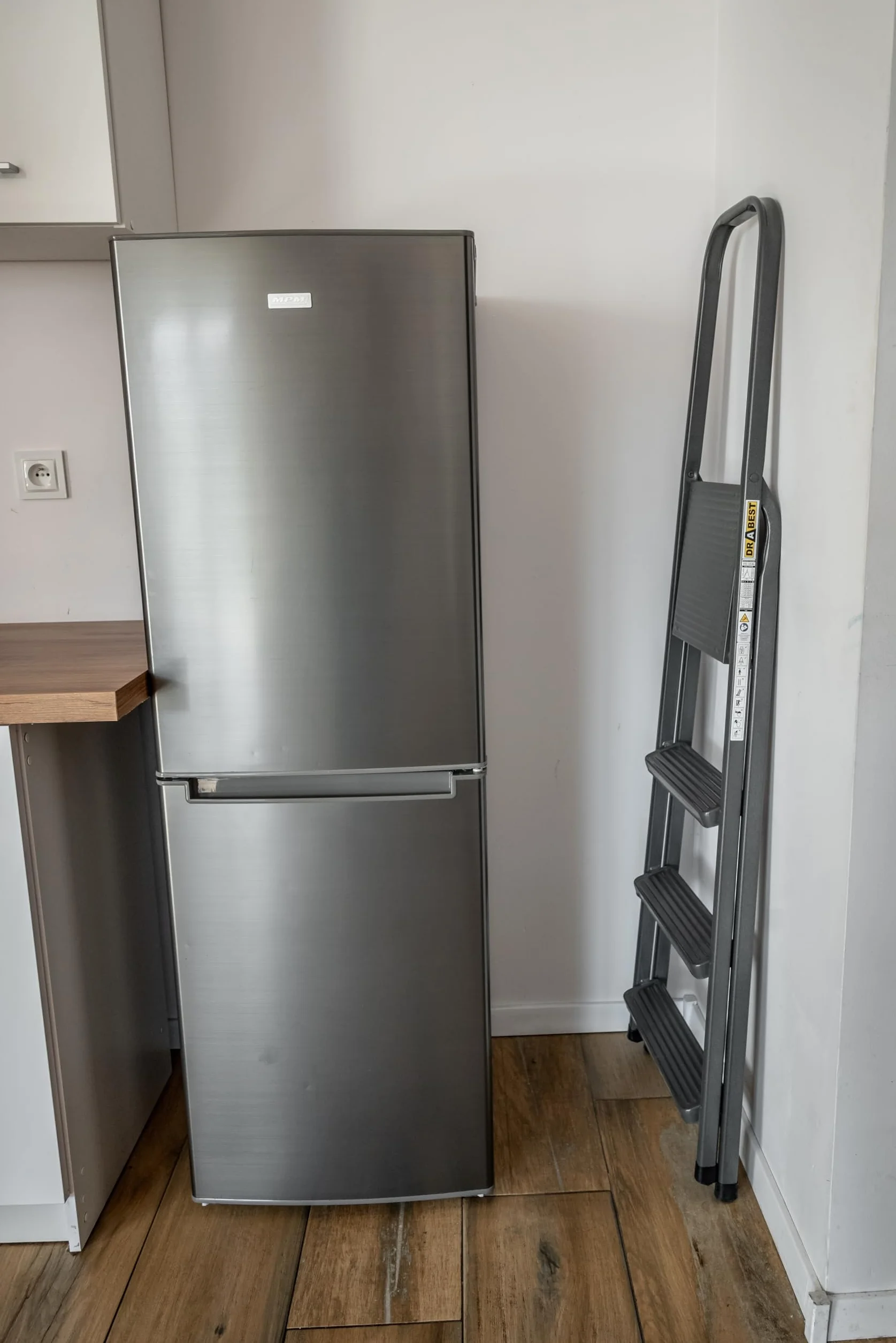 DRABEST Drabina stalowa 4 szczebli z podestem składana 125 kg 43x149x8