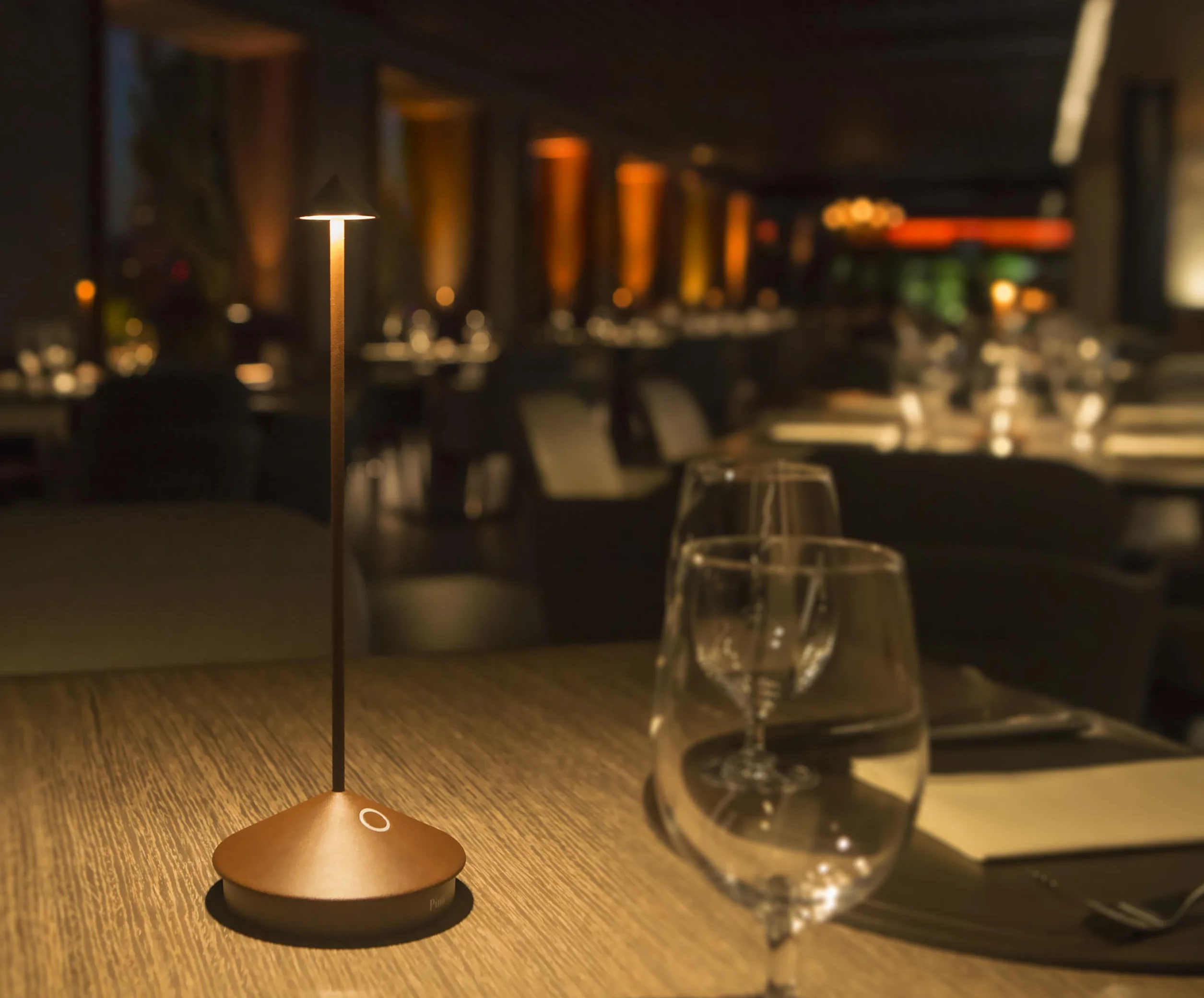 Zafferano, Lampa Pina, Bezprzewodowa Zasilana Akumulatorowo Lampa Stołowa ze Sterowaniem Dotykowym, do Użytku Wewnętrznego i Zewnętrznego, Ściemniacz, 2200-3000 K, Wysokość 29 cm, Kolor Corten