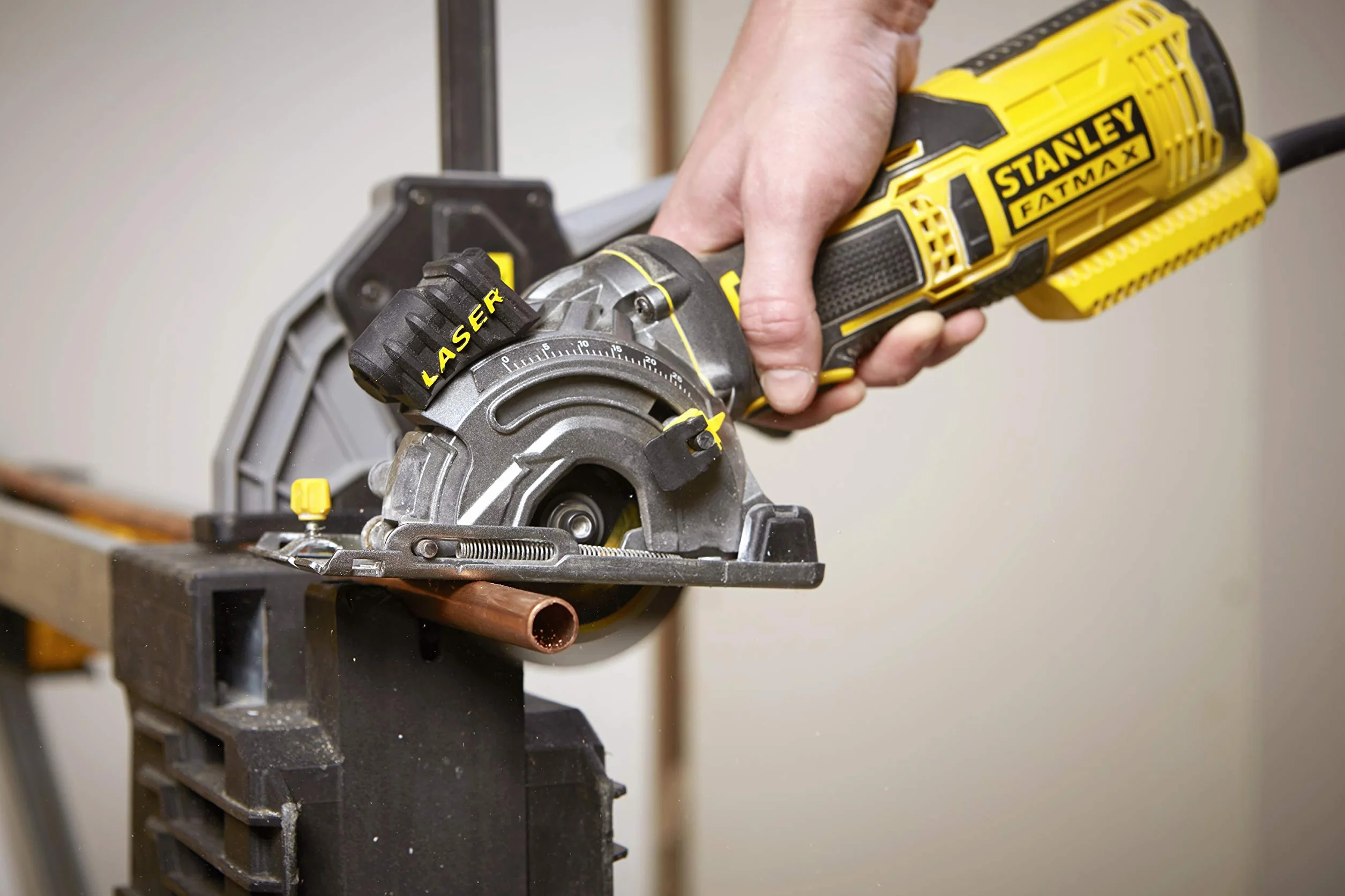 Stanley FatMax FME380K kompaktowa ręczna pilarka tarczowa 650 W, metalowa przekładnia, laser, ogranicznik równoległy, zestaw z walizką