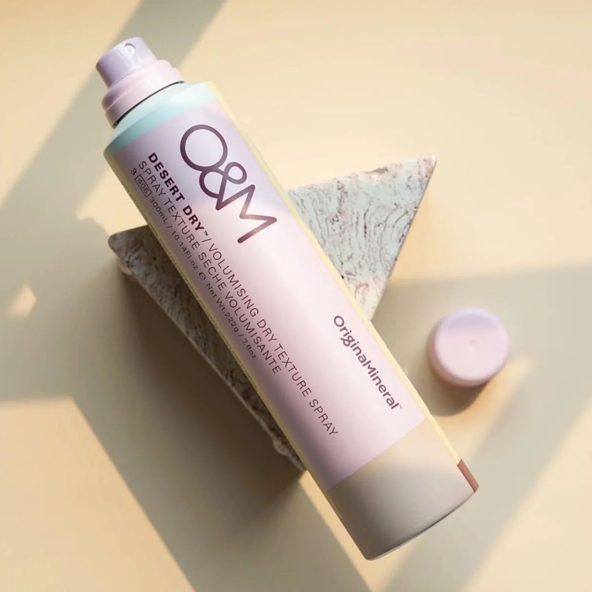 O&M Desert Dry Volumising Dry Texture Spray (300ml) - Zwiększanie objętości dla korzenia o elastycznej przyczepności - Spray teksturujący i pochłaniający olej - Bez siarczanów i silikonów - Certyfikat