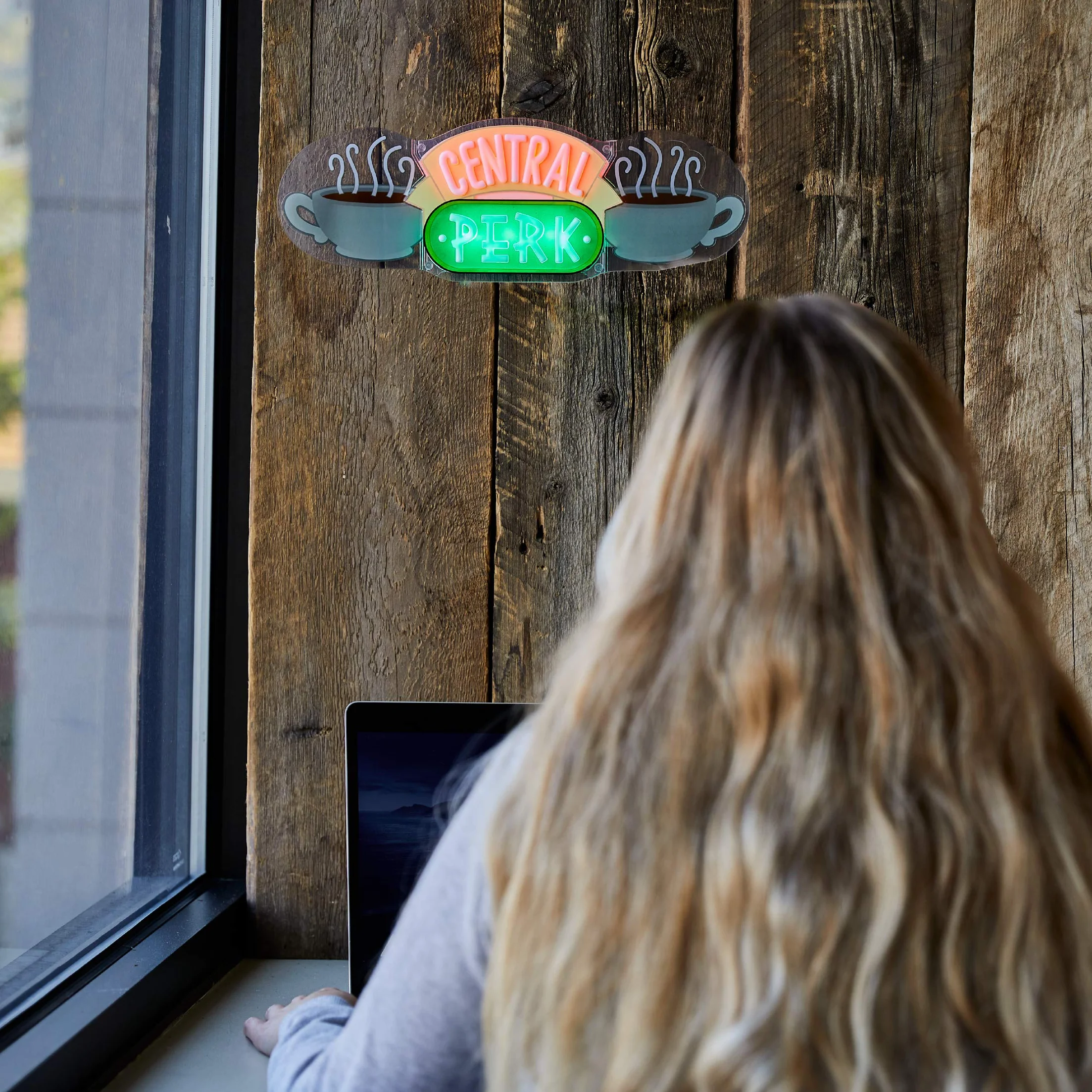 Paladone Neonowe światło LED Central Perk, montowane na ścianie, oficjalnie licencjonowane produkty FRIENDS Show