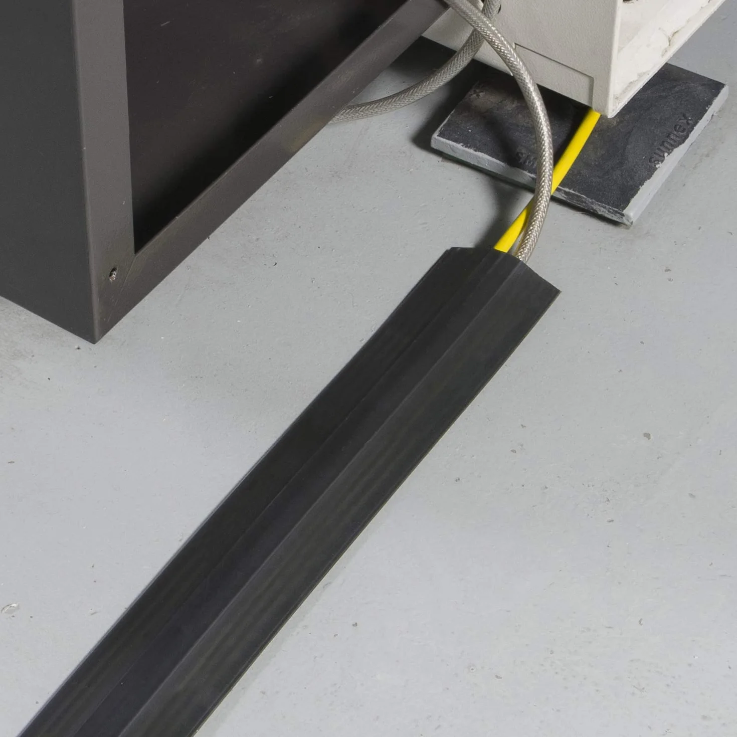 D-Line RFC83B/2C/9M średniej wytrzymałości łączona osłona kabla podłogowego 9 metrów 2 x wgłębienia na kabel 13 mm x 12