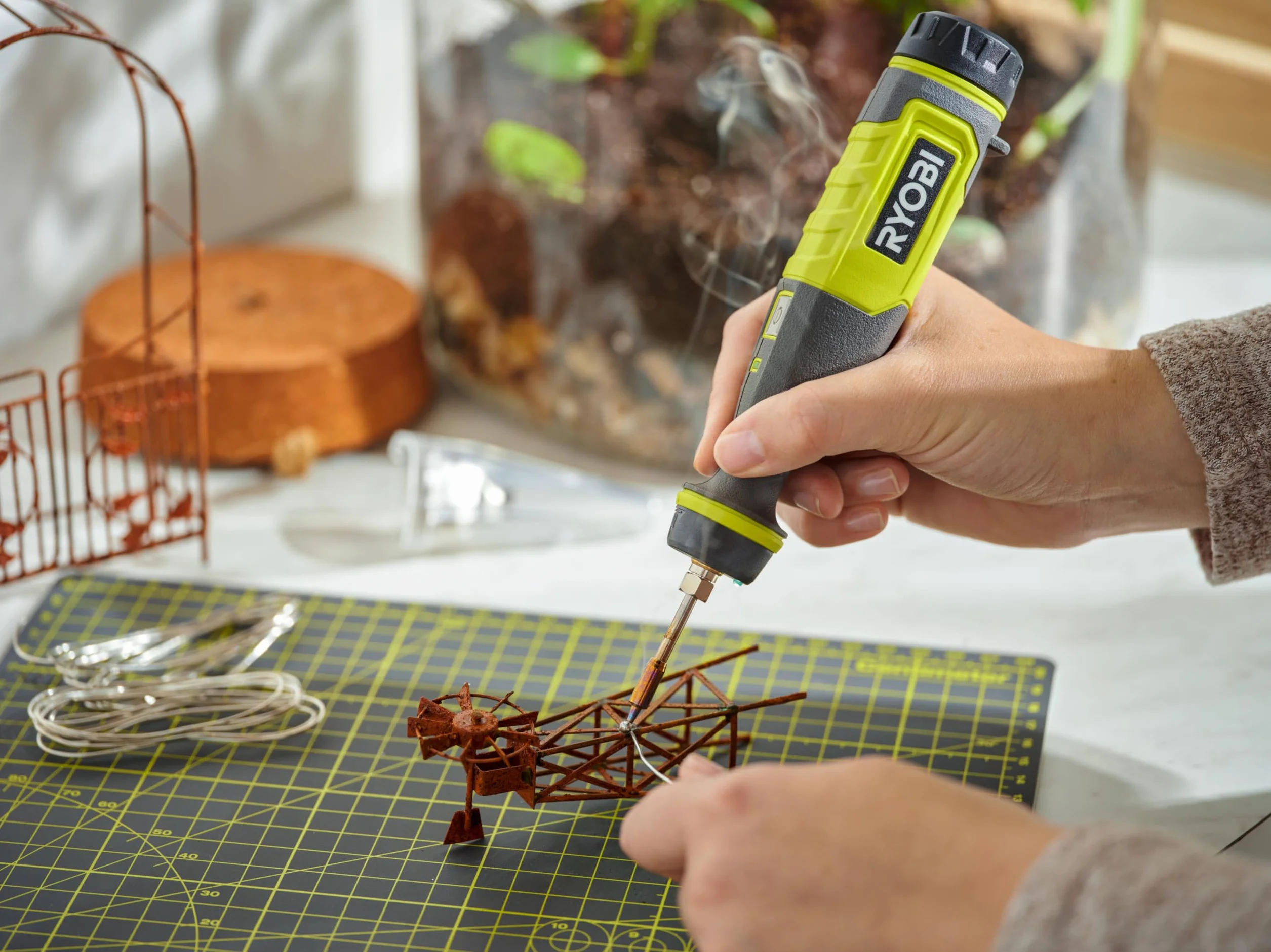 RYOBI Lutownica litowa 4V USB 480° RSI4-0