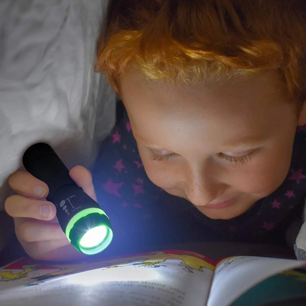 ABSINA Mała latarka LED na baterie – mini latarka dla dzieci o jasności 60 lumenów i zasięgu światła 110 m – dziecięca latarka dla chłopców i dziewczynek z bezstopniową regulacją ostrości, w zestawie