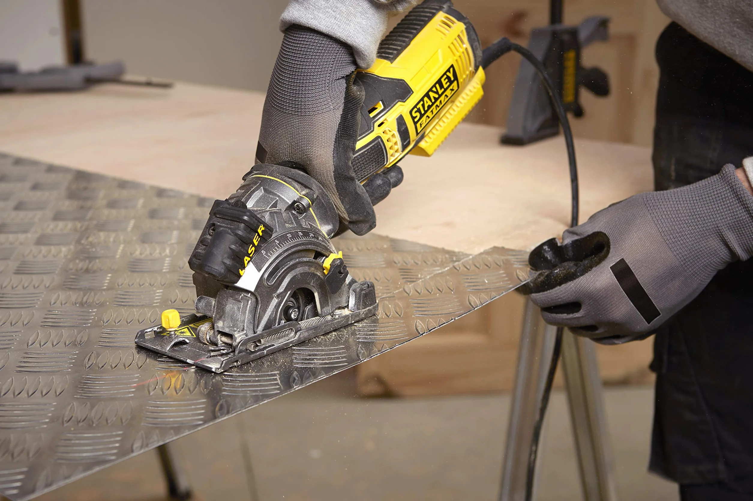 Stanley FatMax FME380K kompaktowa ręczna pilarka tarczowa 650 W, metalowa przekładnia, laser, ogranicznik równoległy, zestaw z walizką