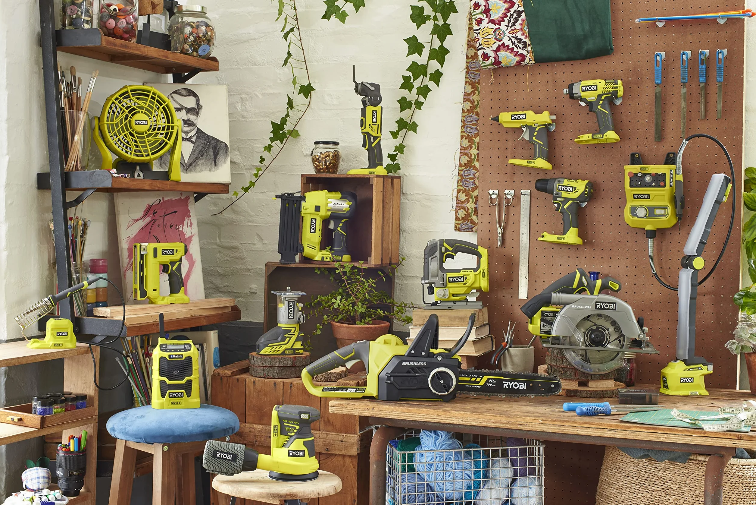 Ryobi EHT150V Mini Szlifierka Sieciowa 150W Tuleja Zaciskowa 3,2 mm Zestaw 115 Akcesoriów Walizka