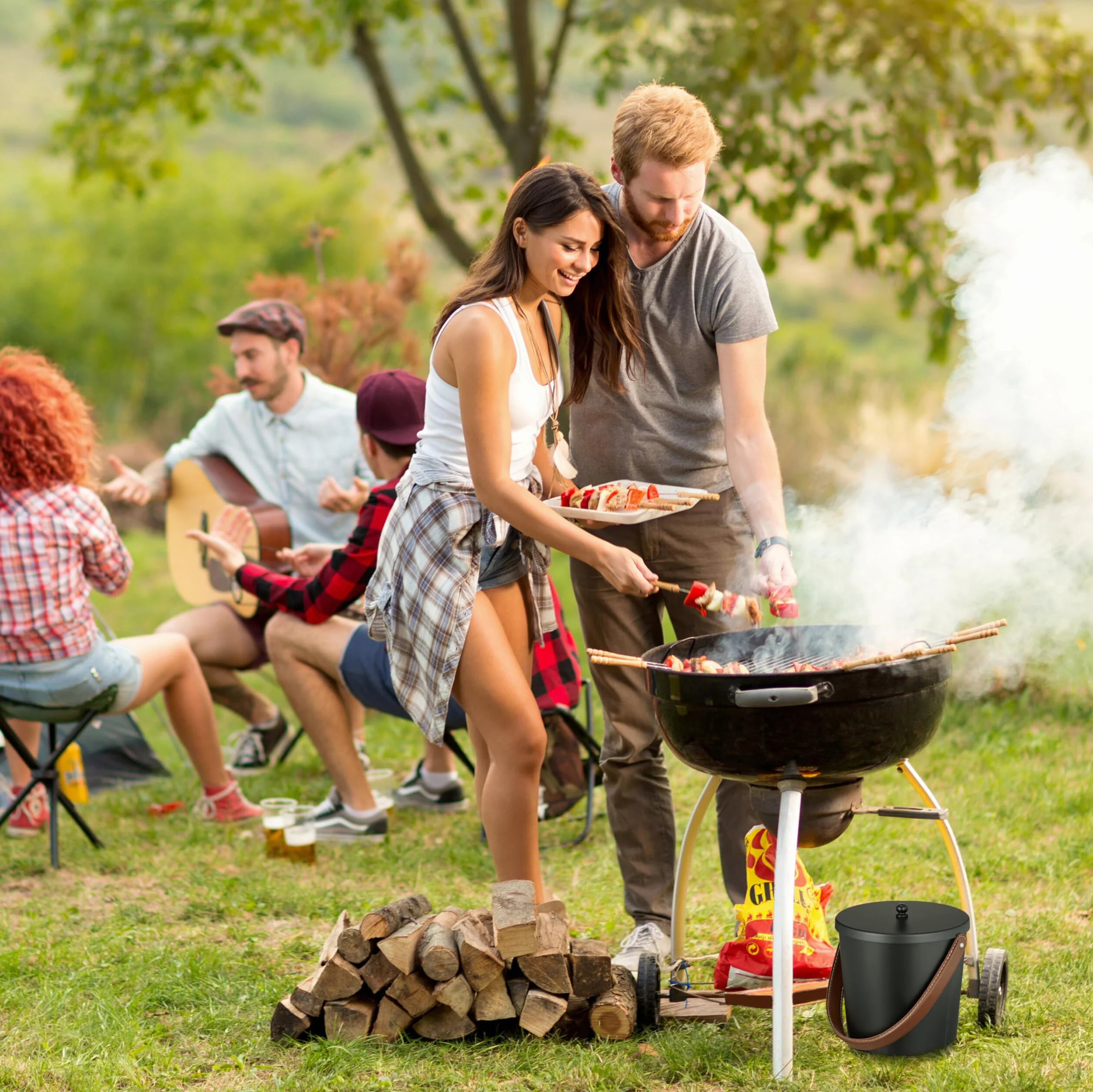 Relaxdays Kosz na popiół 4,5 l z pokrywką, skórzany uchwyt, czarny/brązowy