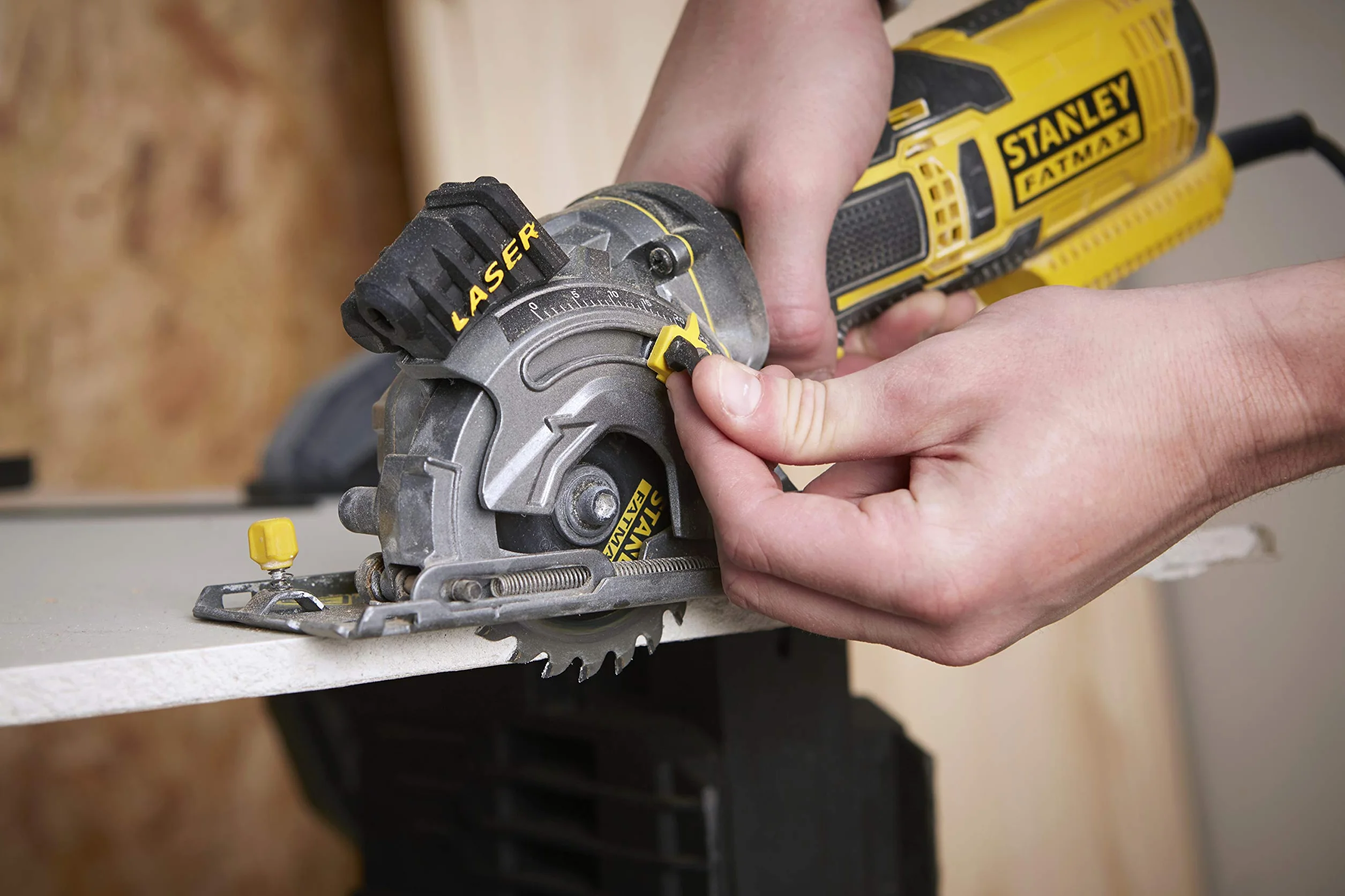 Stanley FatMax FME380K kompaktowa ręczna pilarka tarczowa 650 W, metalowa przekładnia, laser, ogranicznik równoległy, zestaw z walizką