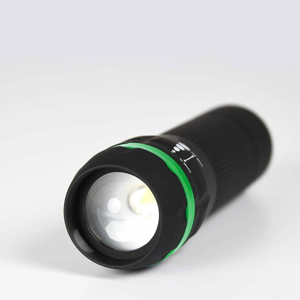 ABSINA Mała latarka LED na baterie – mini latarka dla dzieci o jasności 60 lumenów i zasięgu światła 110 m – dziecięca latarka dla chłopców i dziewczynek z bezstopniową regulacją ostrości, w zestawie