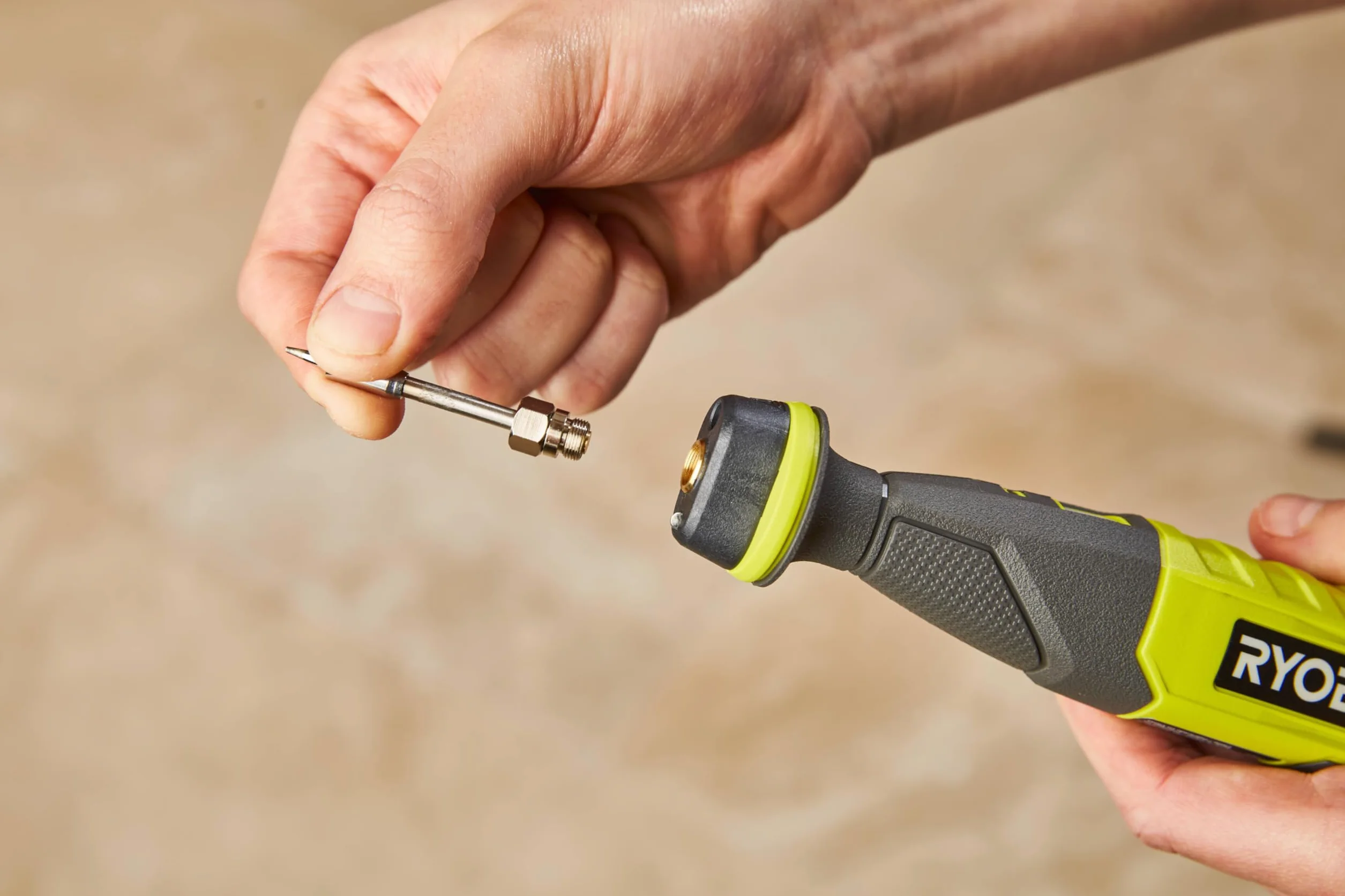 RYOBI Lutownica litowa 4V USB 480° RSI4-0