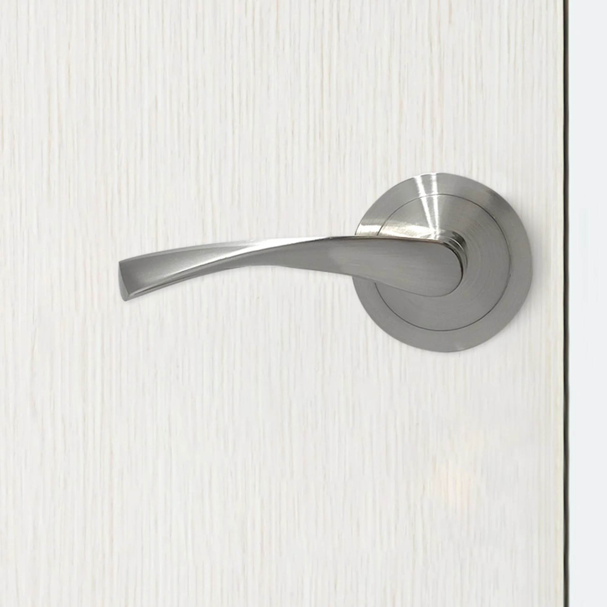 Zestaw klamek z szeroką rozetą 65 mm aluminiową rączką satynowy nikiel srebrny 135 x 65 x 65 mm
