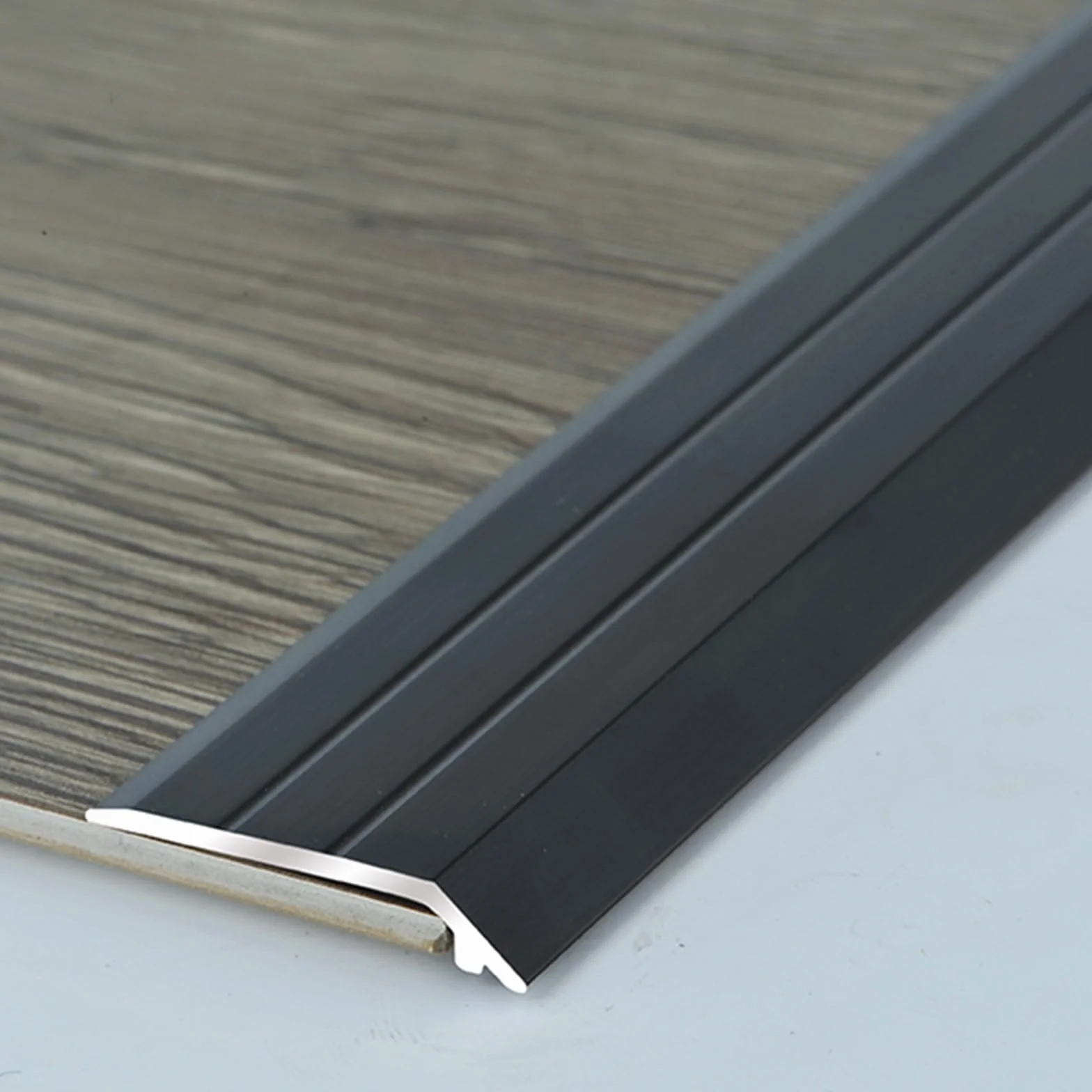 Listwa progowa Metalowa aluminiowa płaska listwa przejściowa/reduktor do drzwi, wykładziny, płytki podłogowej z twardego drewna, osłona szwu 2-5 mm czarny