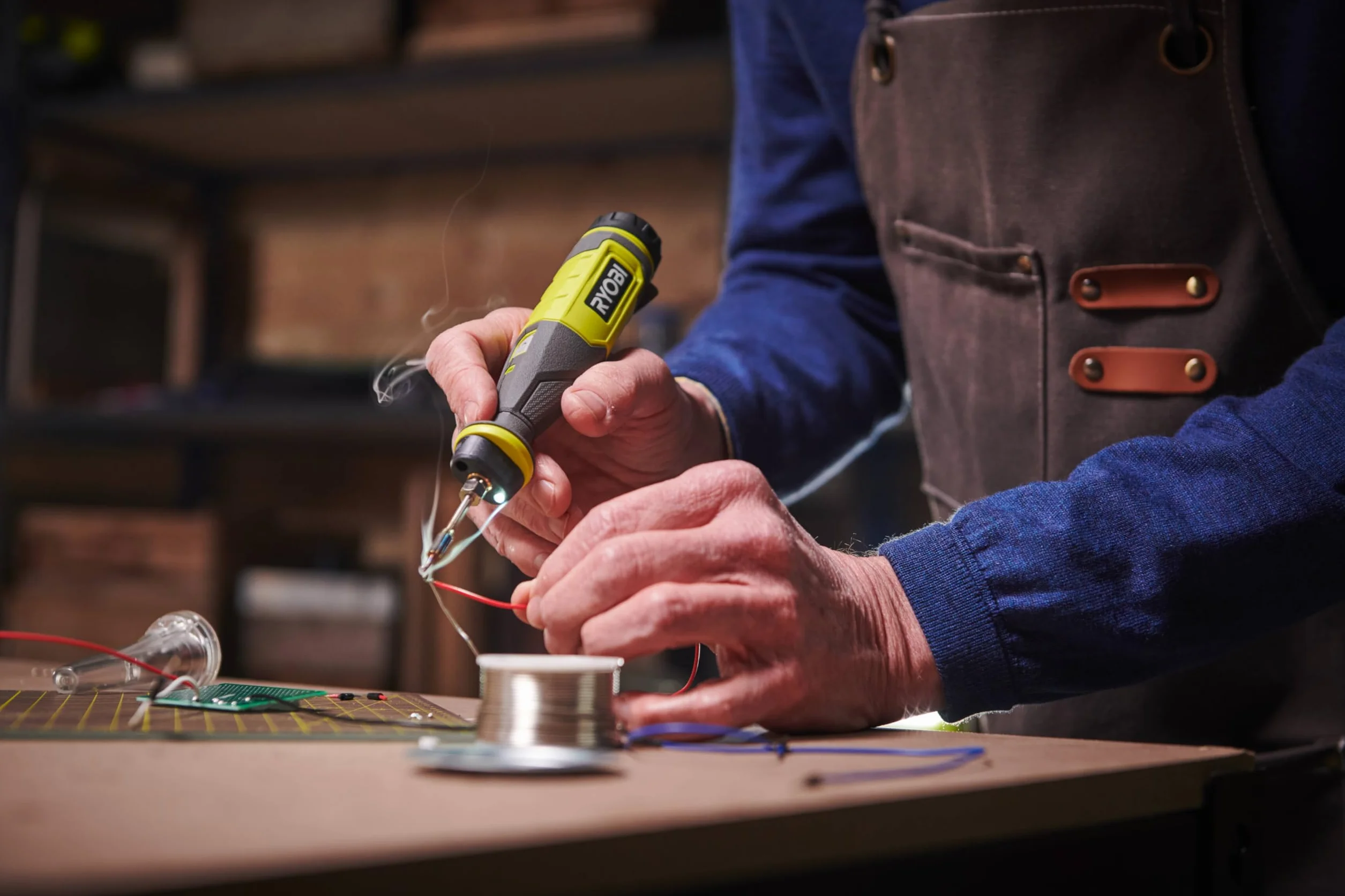 RYOBI Lutownica litowa 4V USB 480° RSI4-0