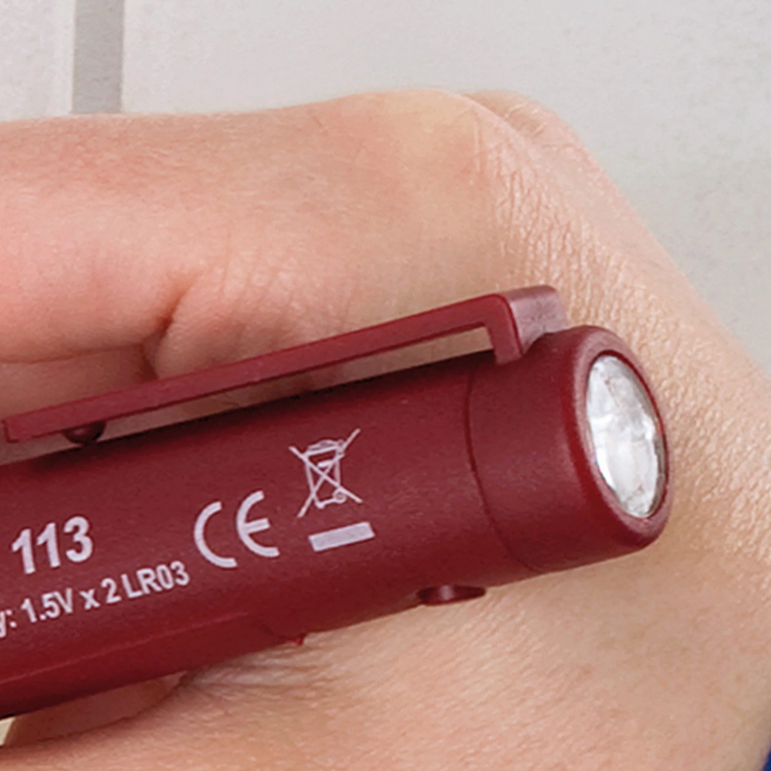 Testboy 113 Bezdotykowy tester napięcia AC 12-1000V CAT III z wyświetlaczem wizualnym i akustycznym, czerwony