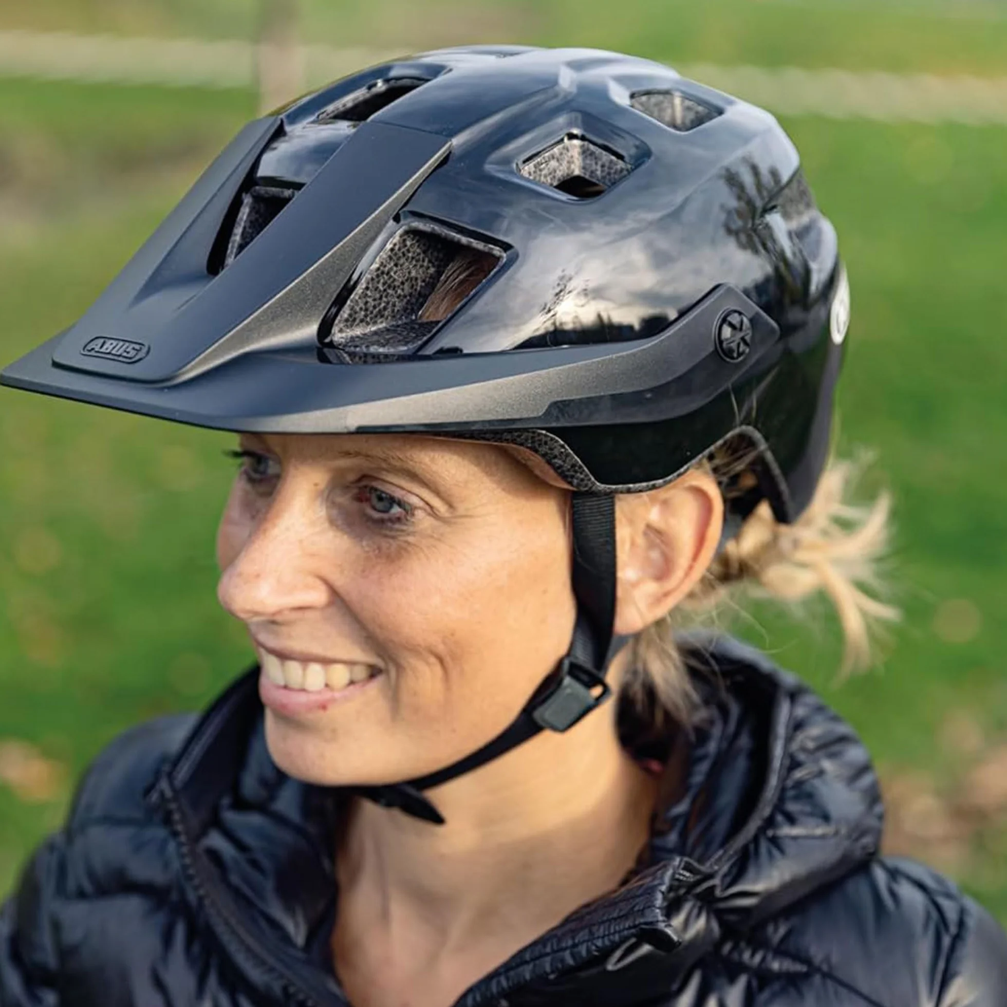 ABUS Kask MTB MoTrip – wytrzymały kask rowerowy z daszkiem o regulowanej wysokości dla rowerzystów górskich – indywidualne dopasowanie – unisex – niebieski błyszczący, rozmiar L