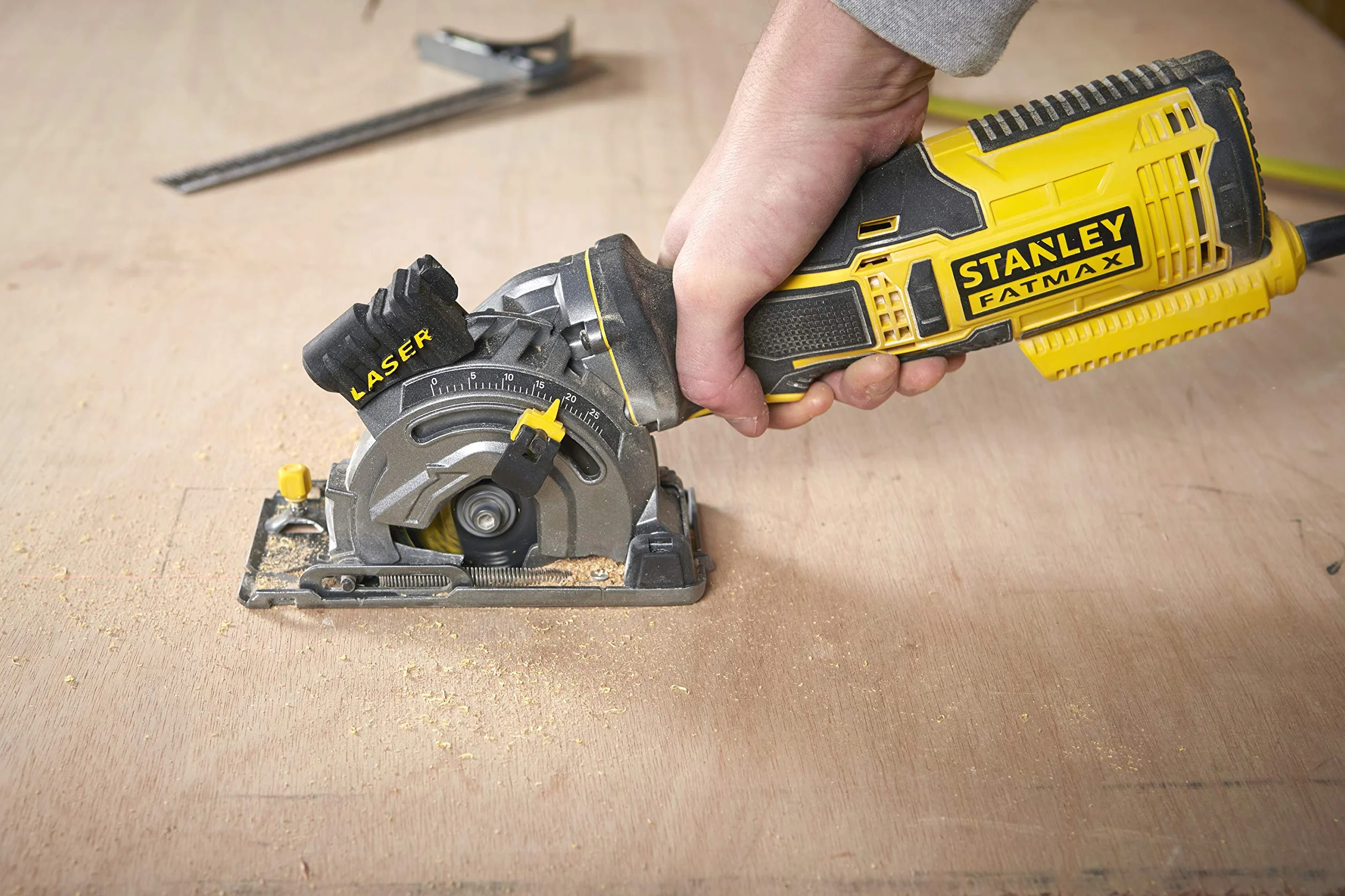 Stanley FatMax FME380K kompaktowa ręczna pilarka tarczowa 650 W, metalowa przekładnia, laser, ogranicznik równoległy, zestaw z walizką