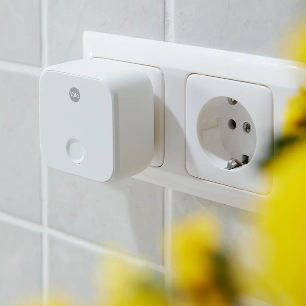 Yale 05/402100/WH ConnectX Wi-Fi Bridge akcesorium zdalny dostęp integracja z asystentami głosowymi dla ekosystemu Yale połącz do 4 urządzeń w zasięgu Bluetooth ok. 10 m